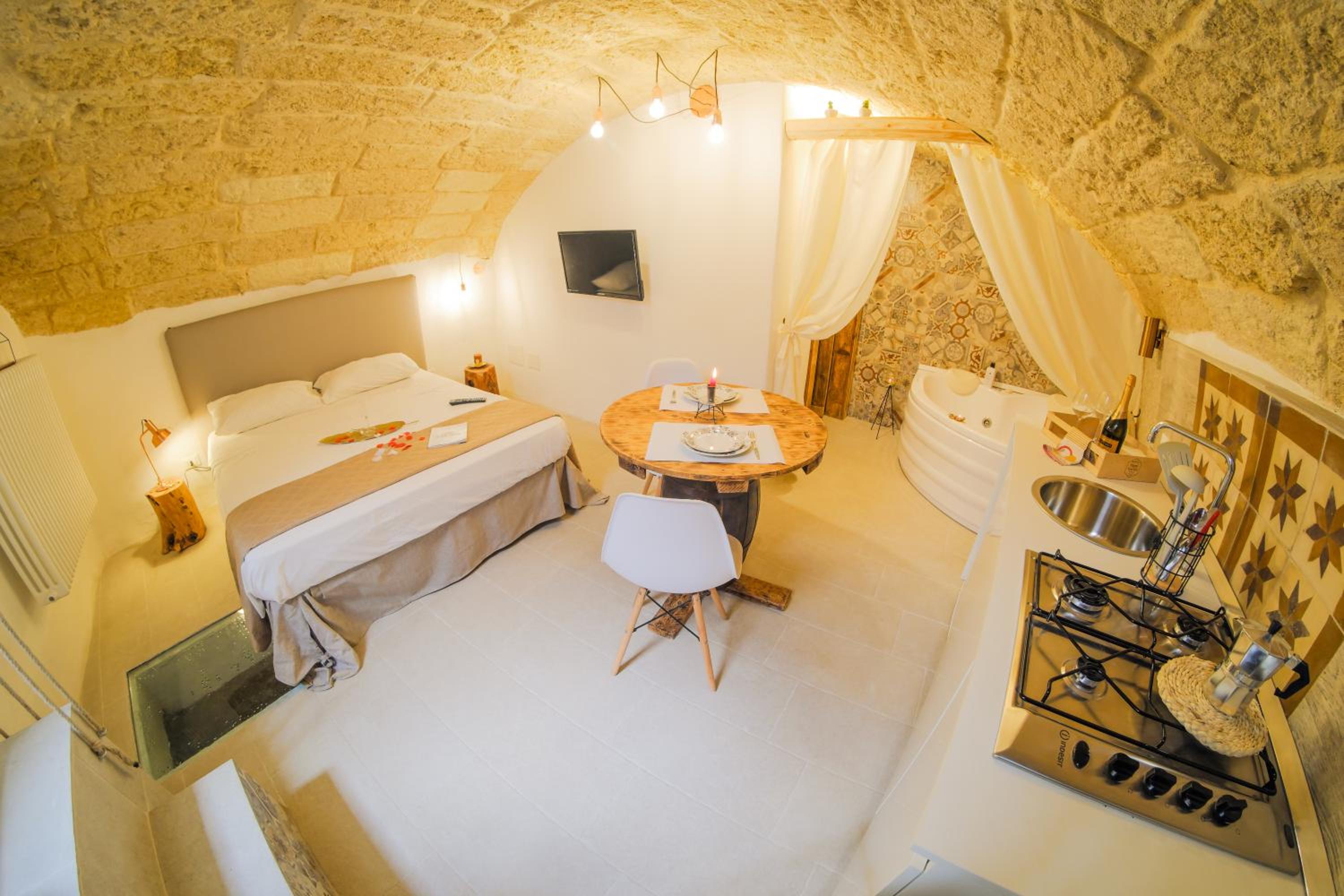 Deluxe Suite with Spa Bath - Photo 12