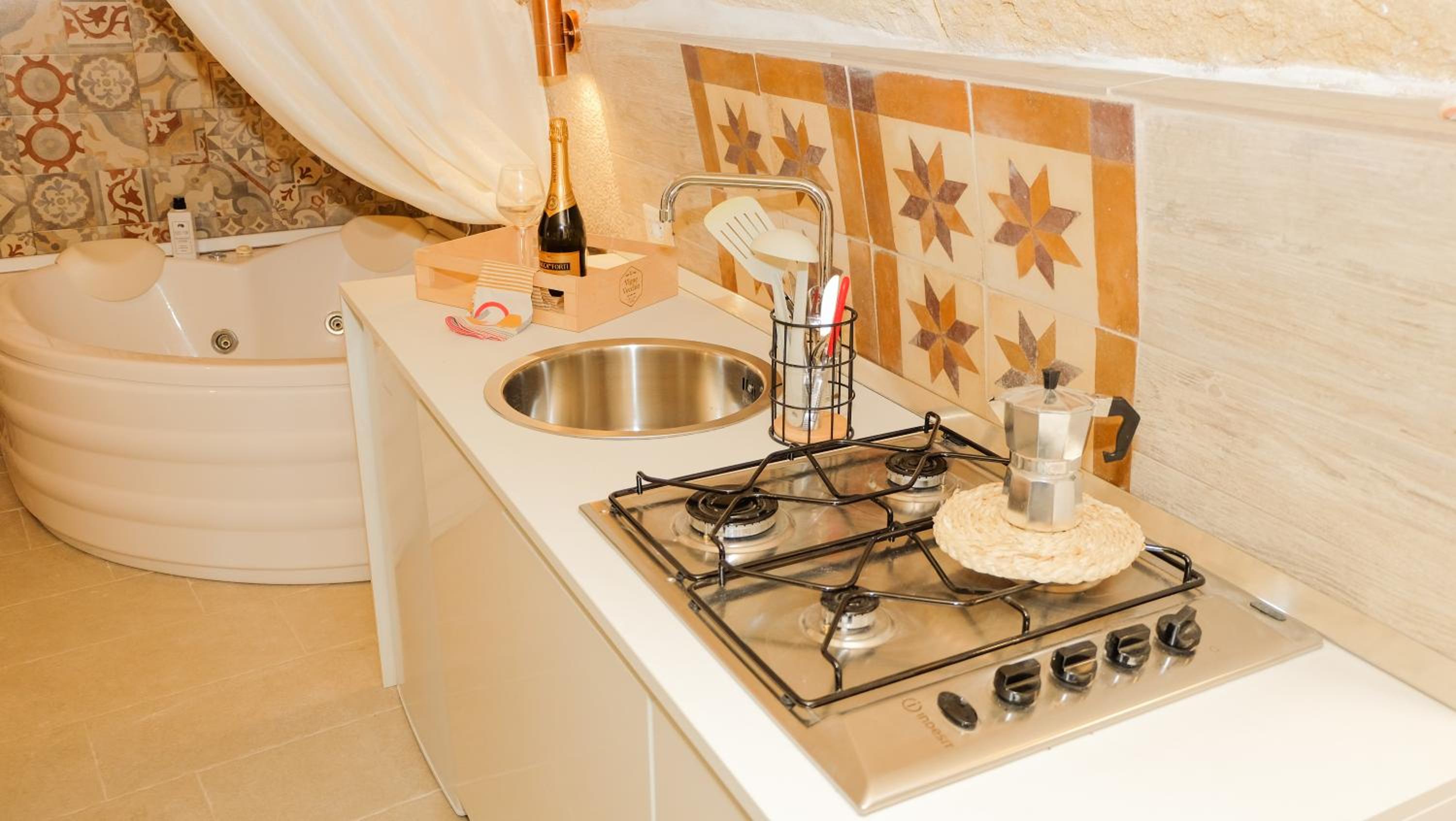 Deluxe Suite with Spa Bath - Photo 8