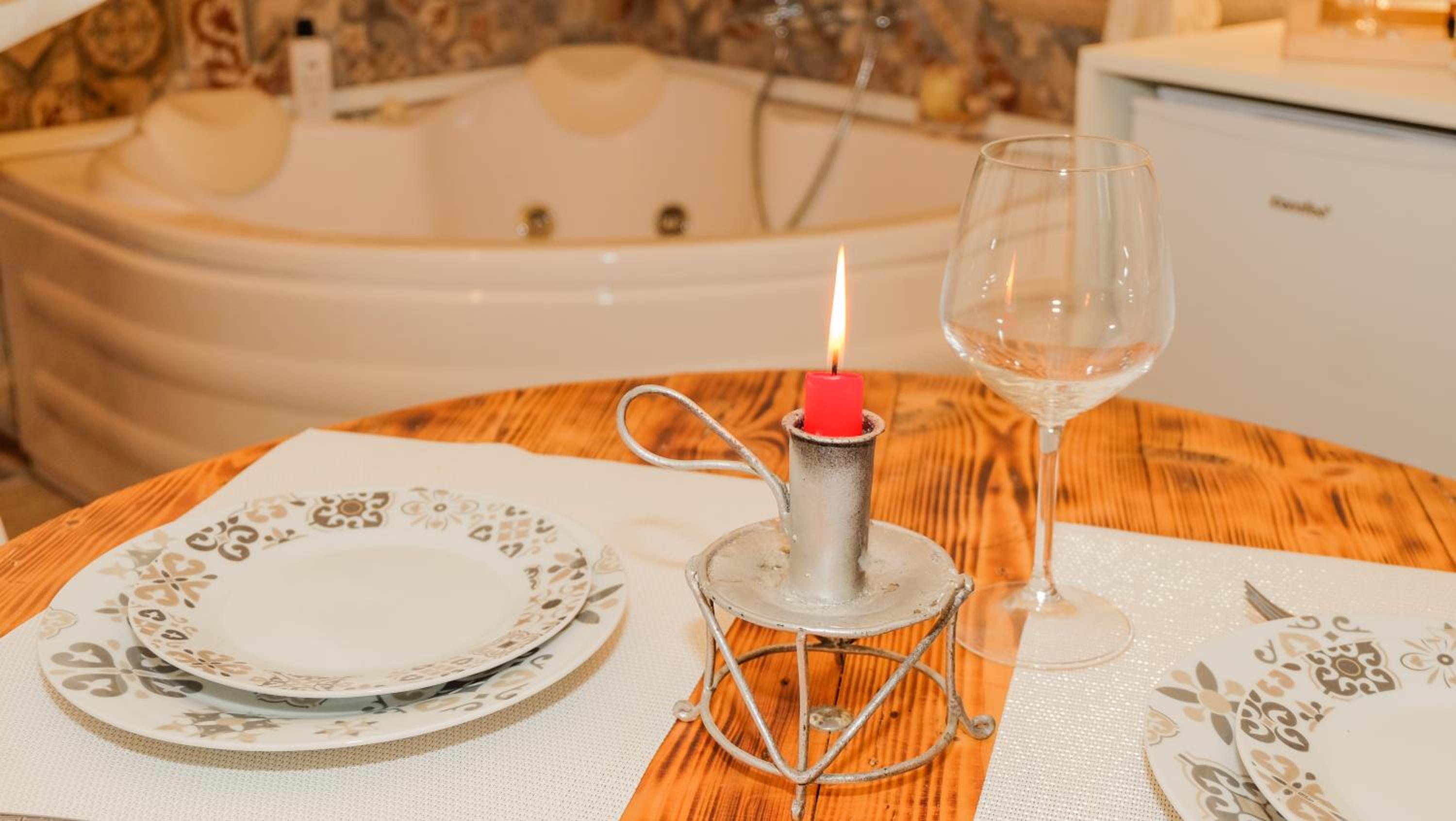 Deluxe Suite with Spa Bath - Photo 9