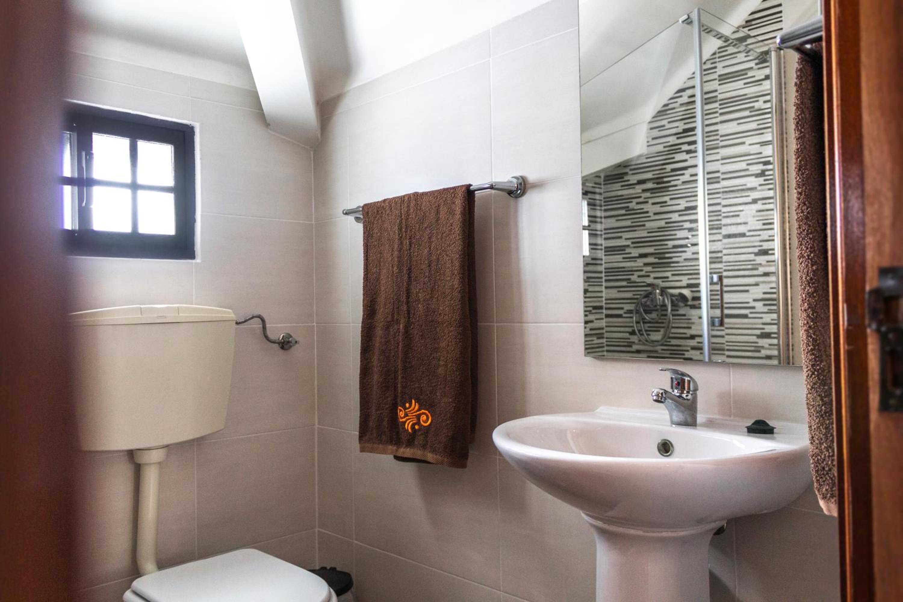 Double Room with Private Bathroom - Photo 2
