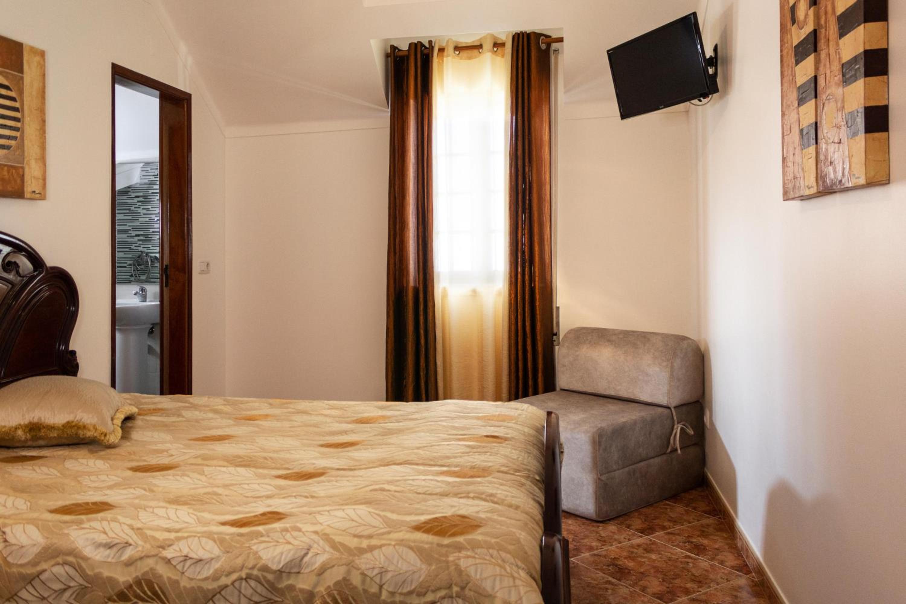 Double Room with Private Bathroom - Photo 4