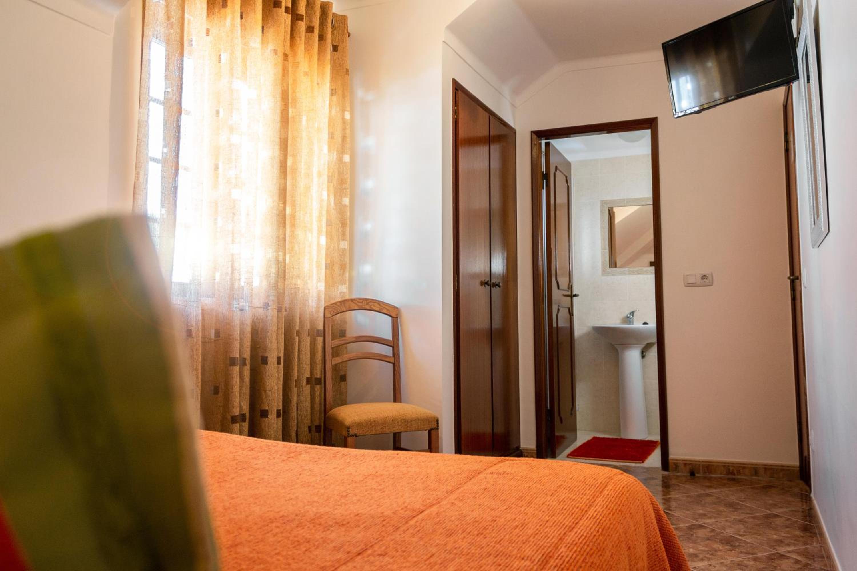 Deluxe Double Room with Shower - Photo 4