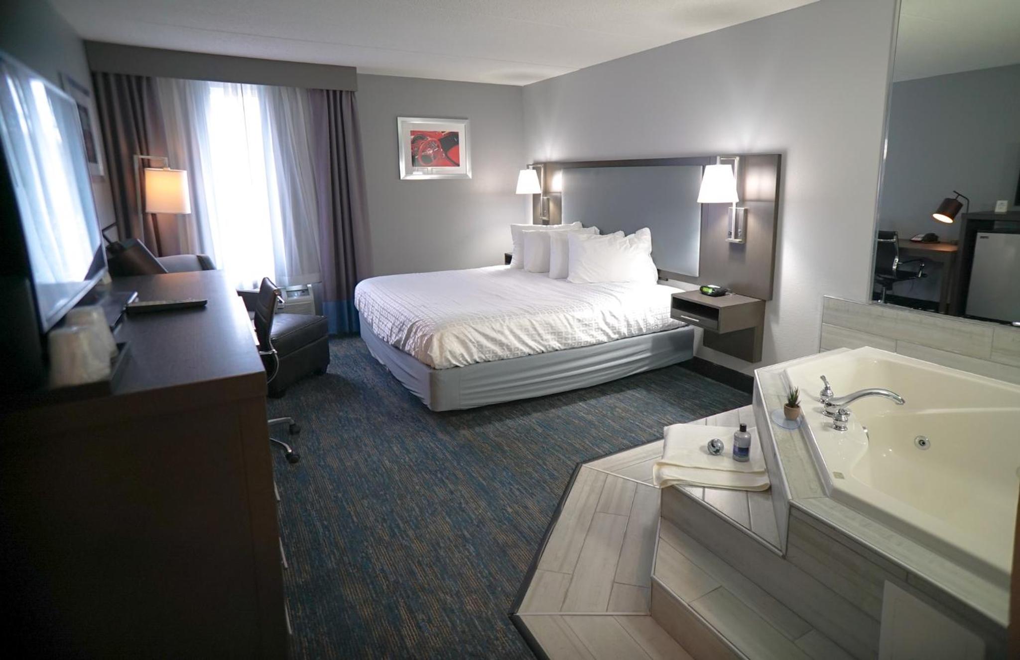 Executive King Room with Whirlpool - Non-Smoking - Photo 1