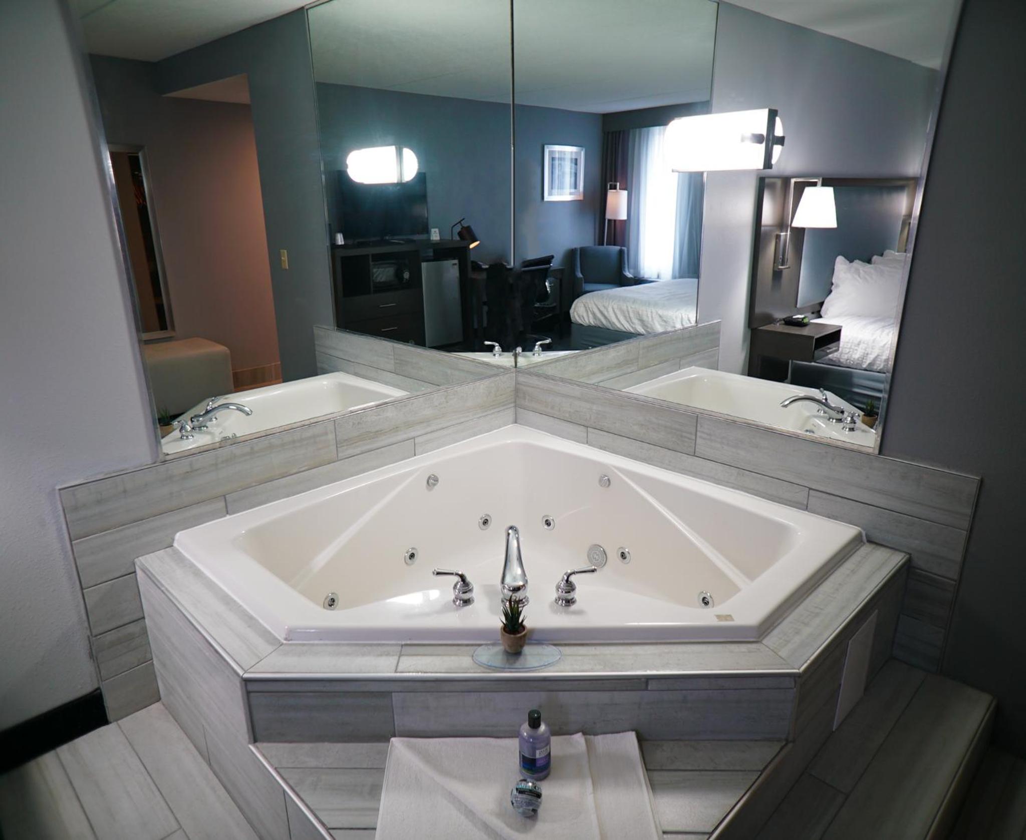 Executive King Room with Whirlpool - Non-Smoking - Photo 3