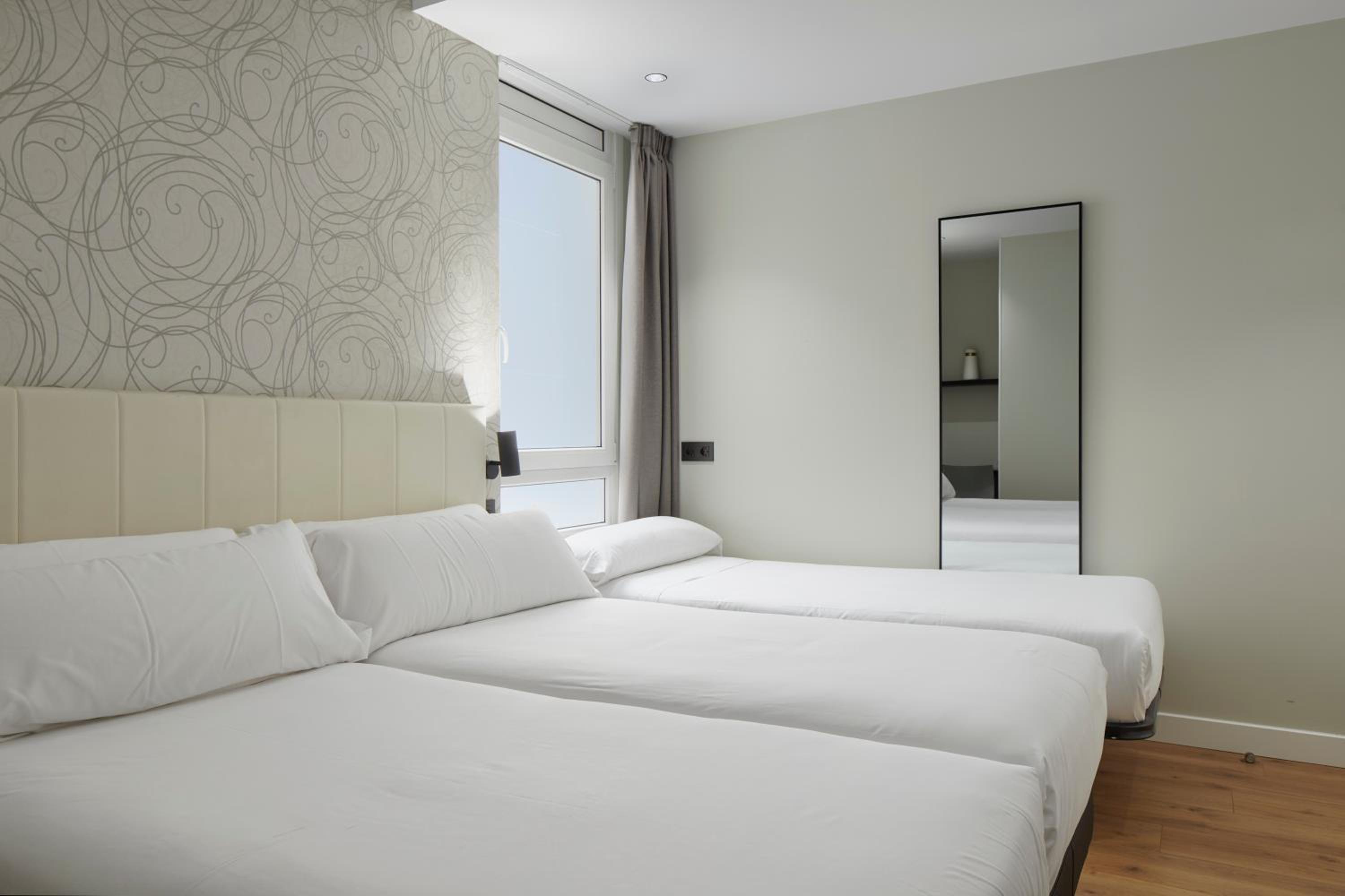 Twin Room with Extra Bed - Photo 1