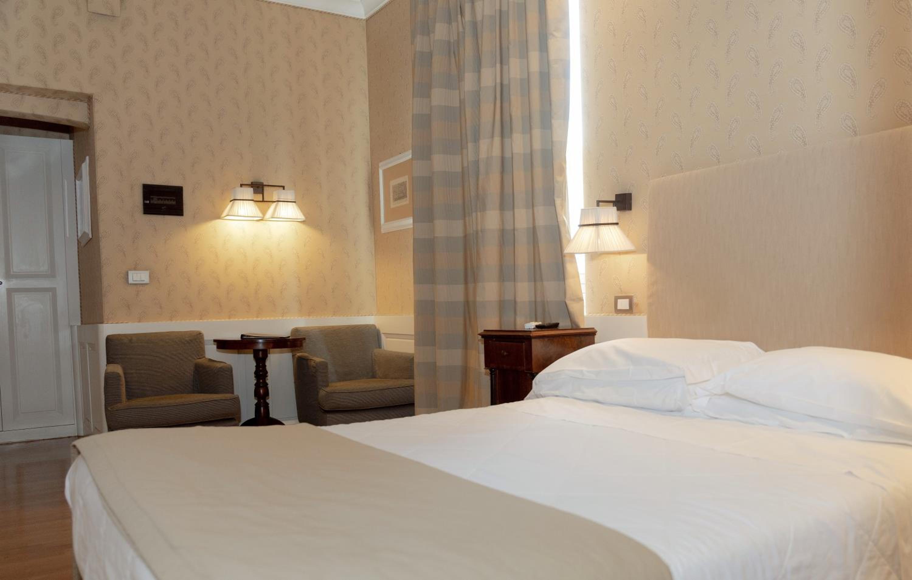 Classic Double or Twin Room - Photo 18