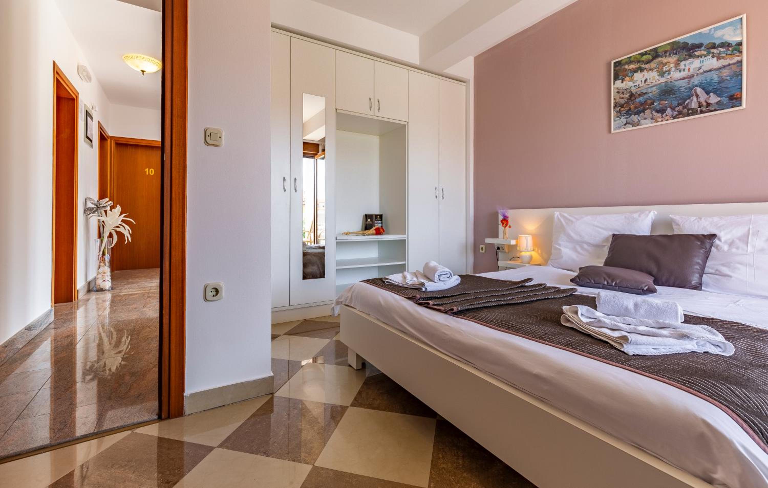 Double Room - Photo 9