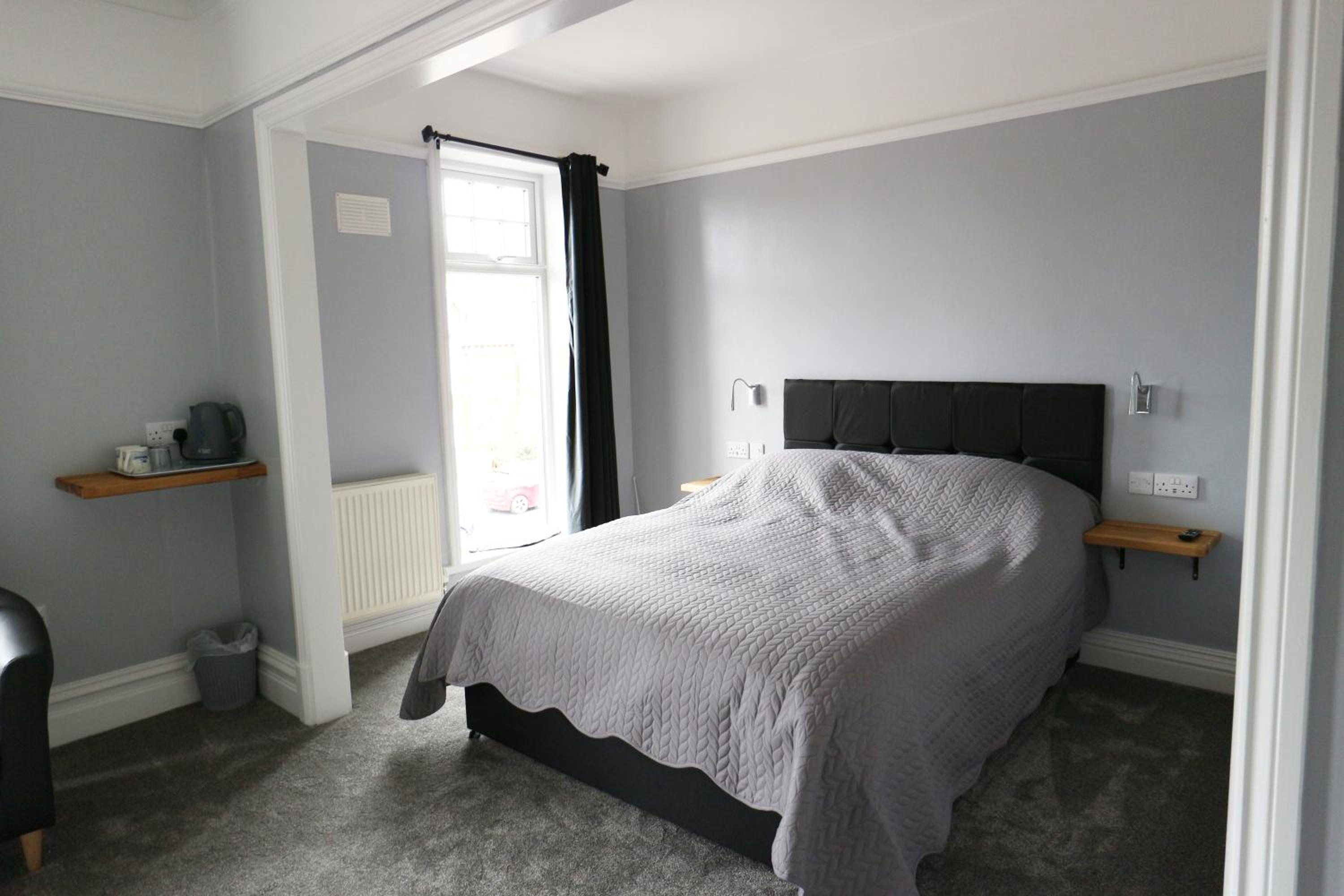 Deluxe Double Room with Bath - Photo 3