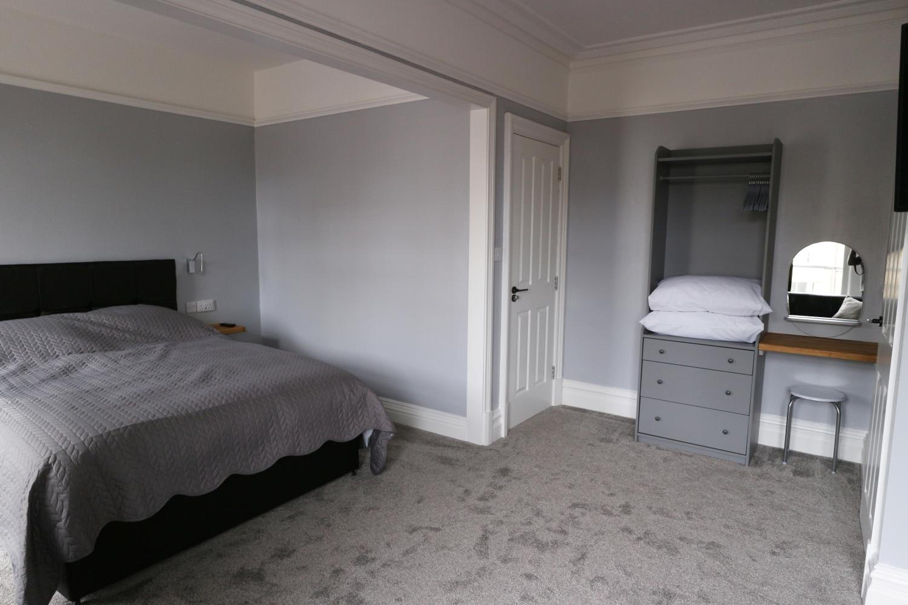 Deluxe Double Room with Bath - Photo 5