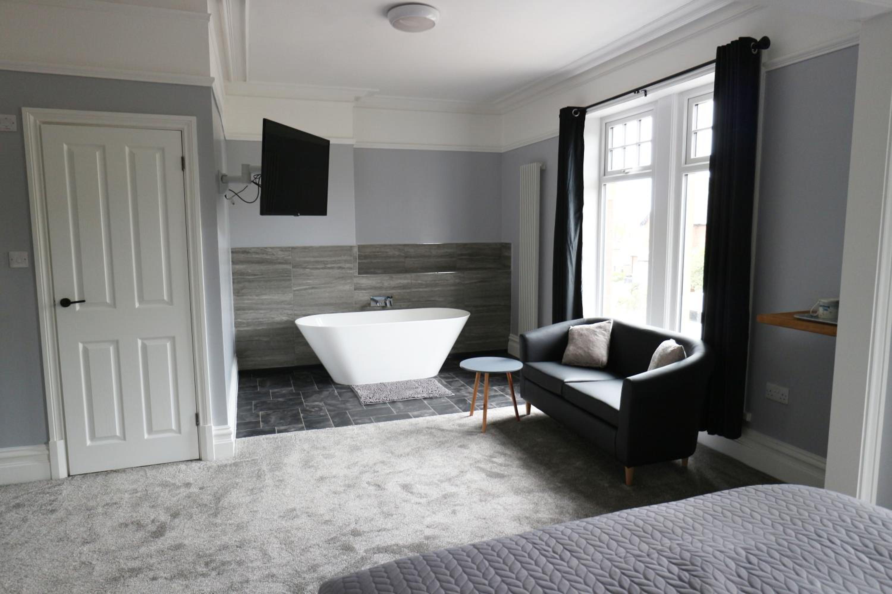 Deluxe Double Room with Bath - Photo 7
