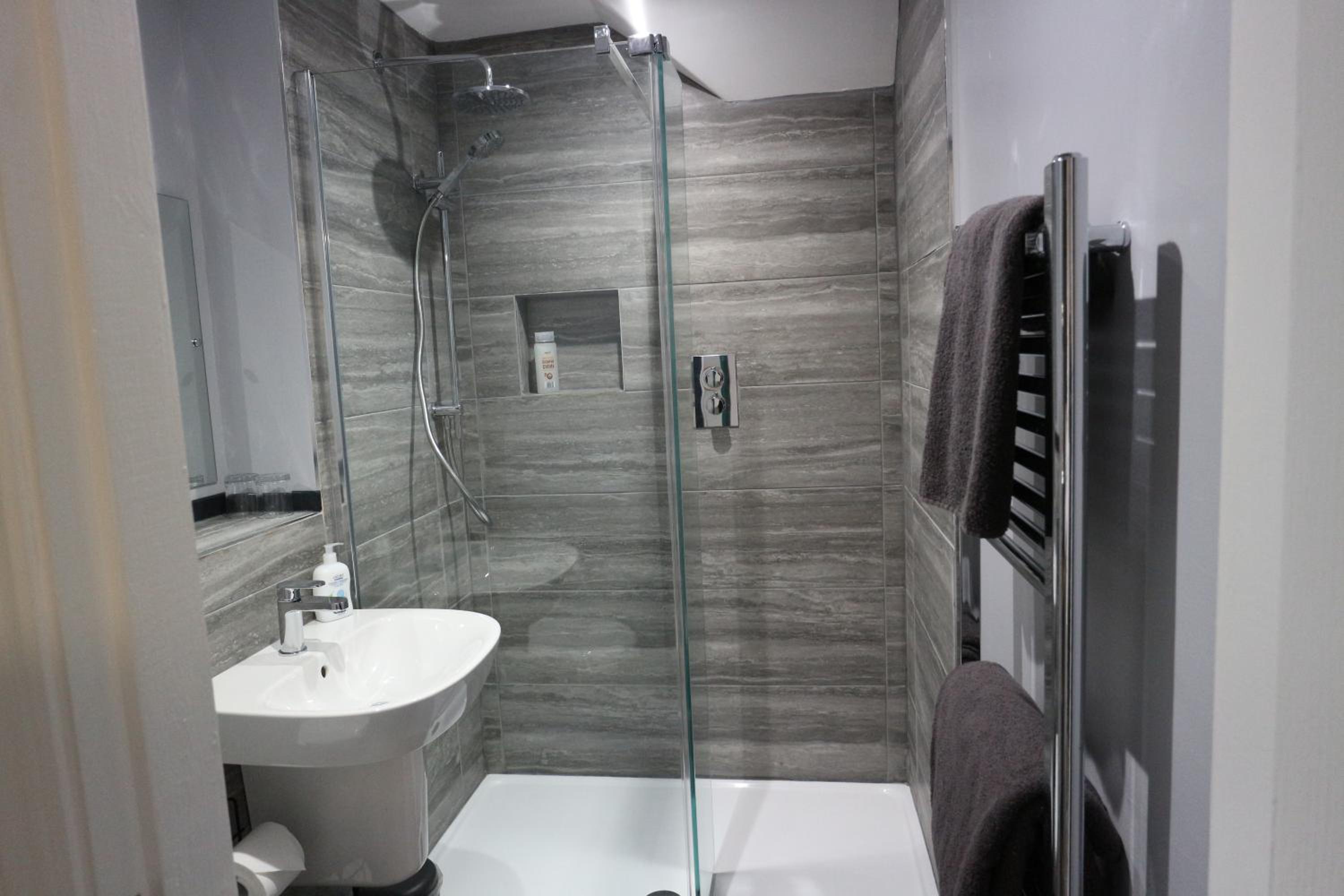 Deluxe Double Room with Bath - Photo 6