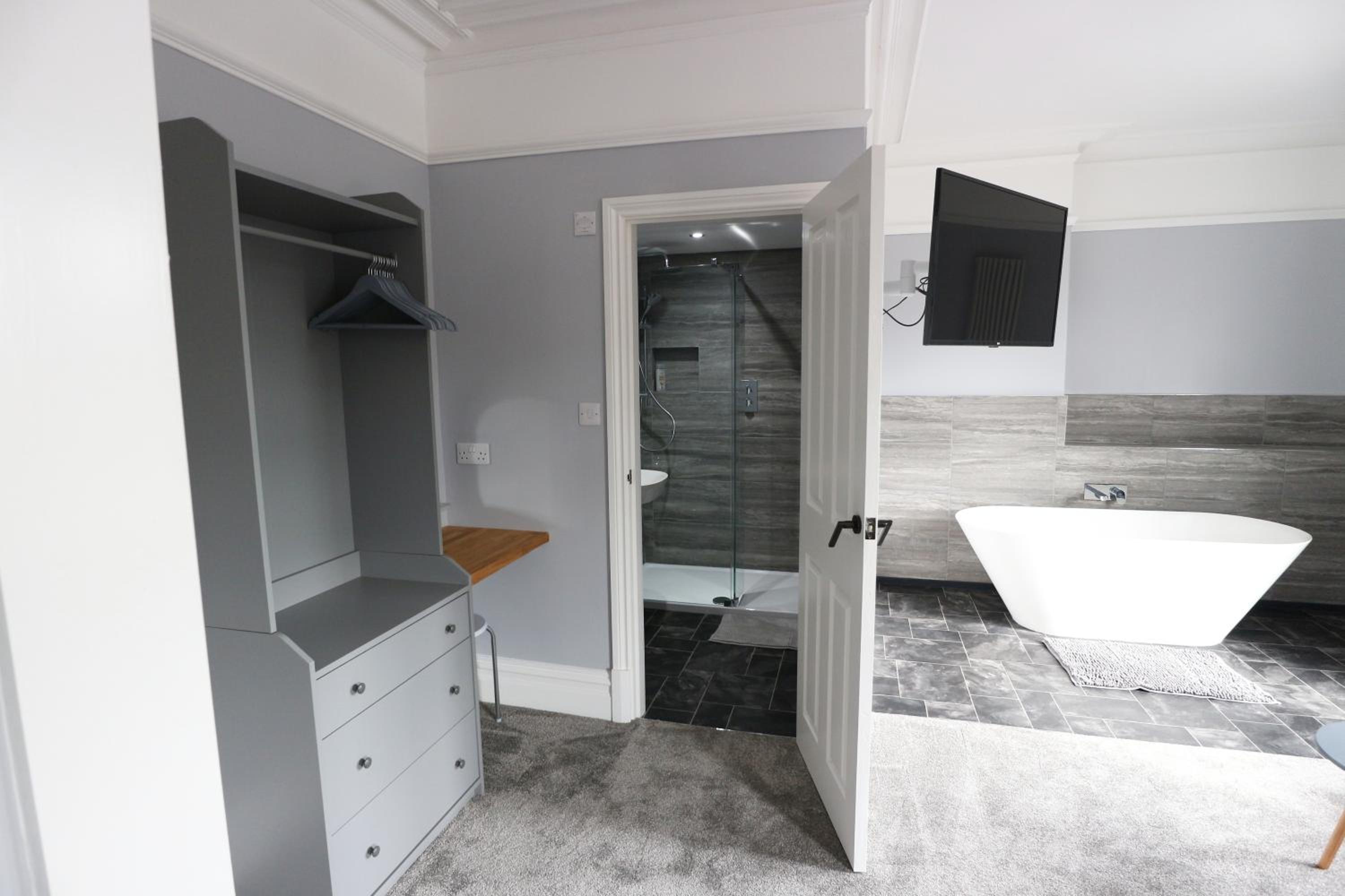 Deluxe Double Room with Bath - Photo 9