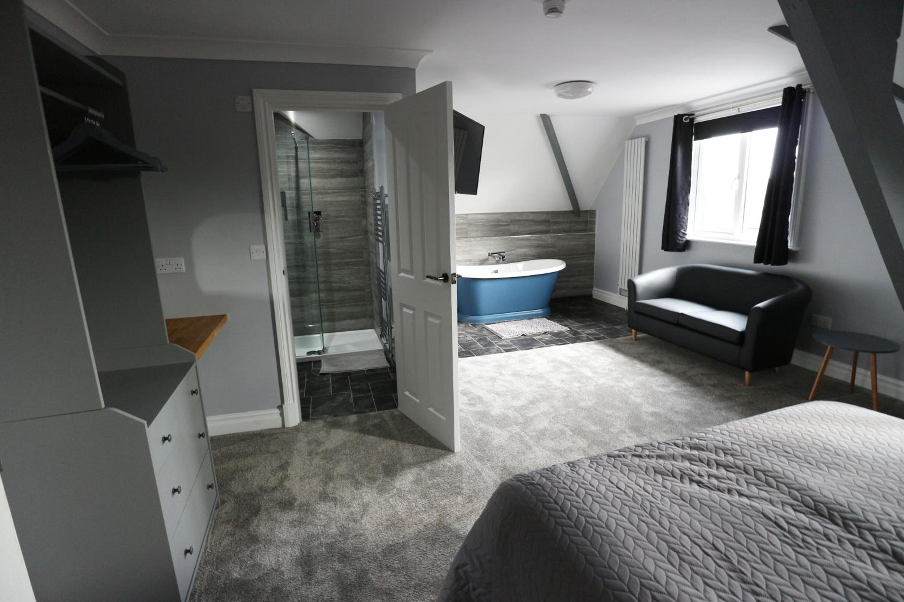 Deluxe Double Room with Bath - Photo 2