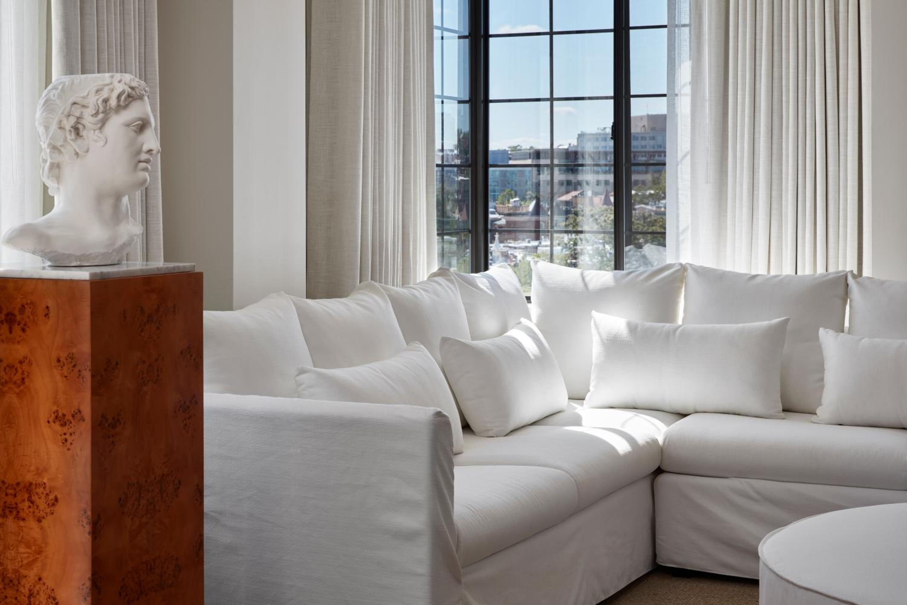 Lyle Suite photo 2