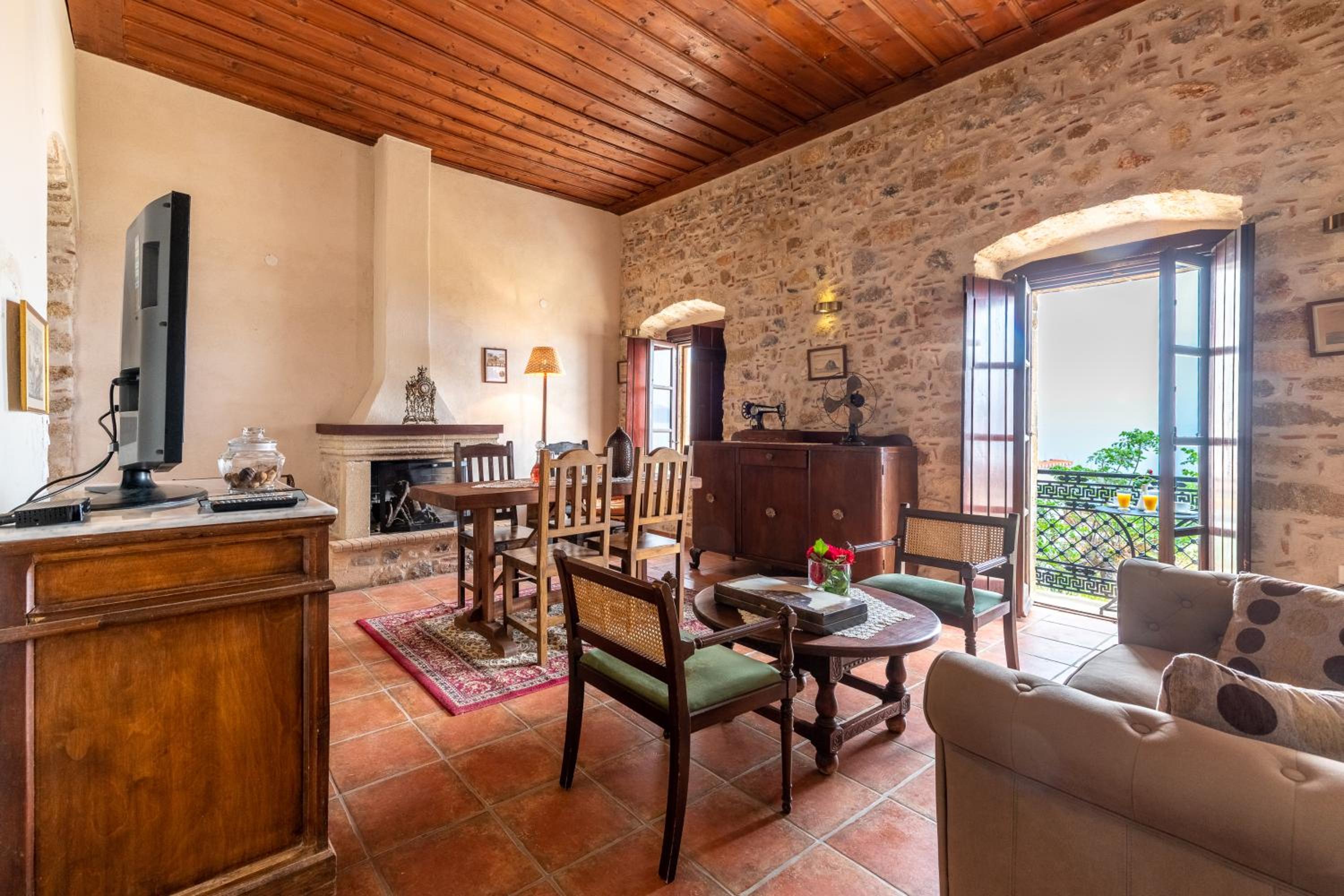 Two-Bedroom Apartment with Fireplace (4 Adults)
