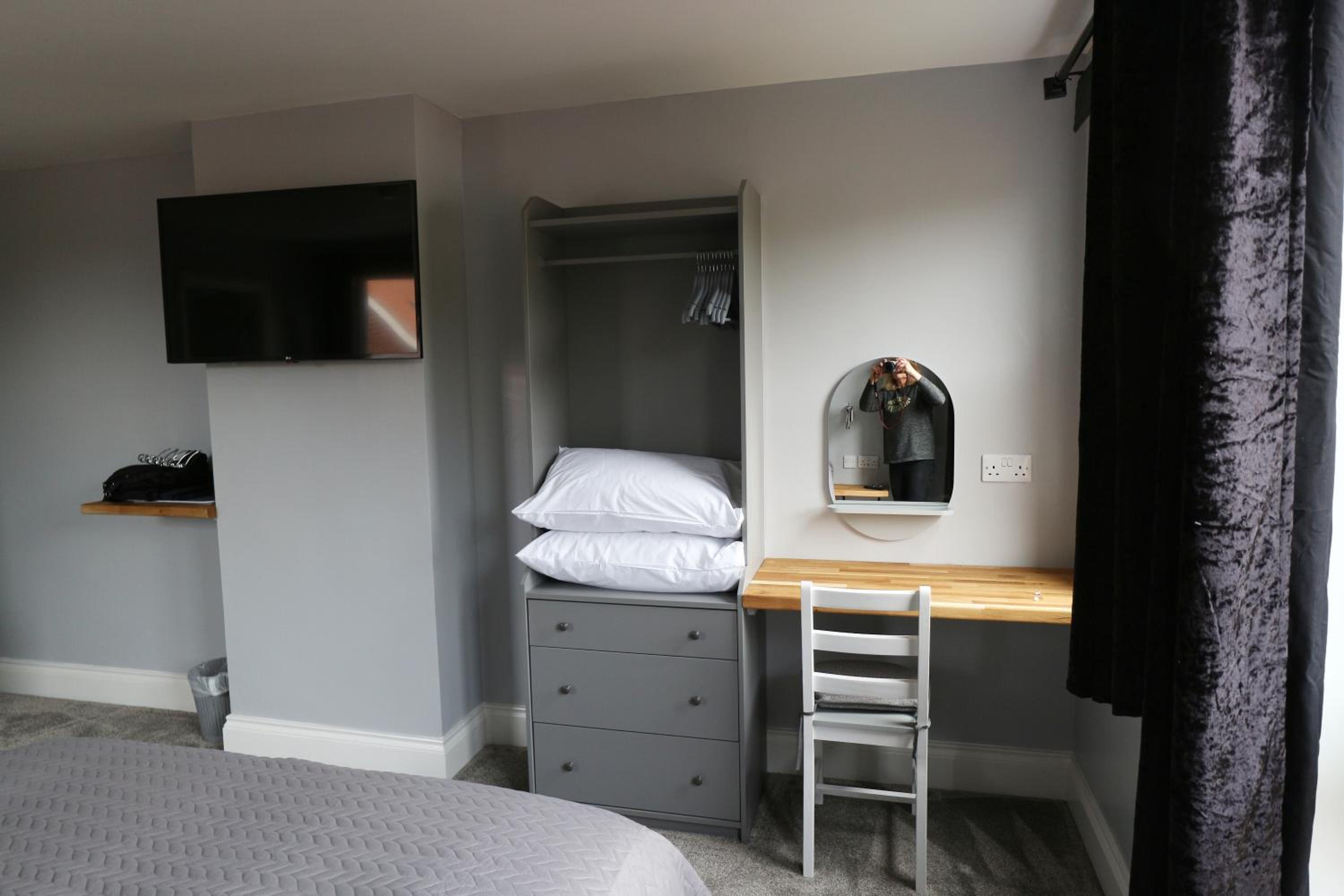 Deluxe Double Room with Balcony - Photo 3