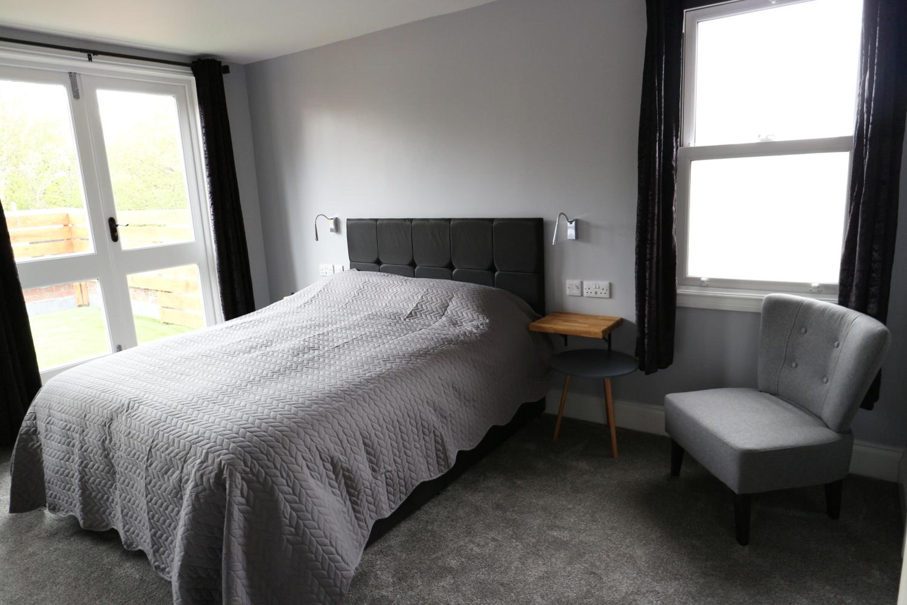 Deluxe Double Room with Balcony - Photo 4
