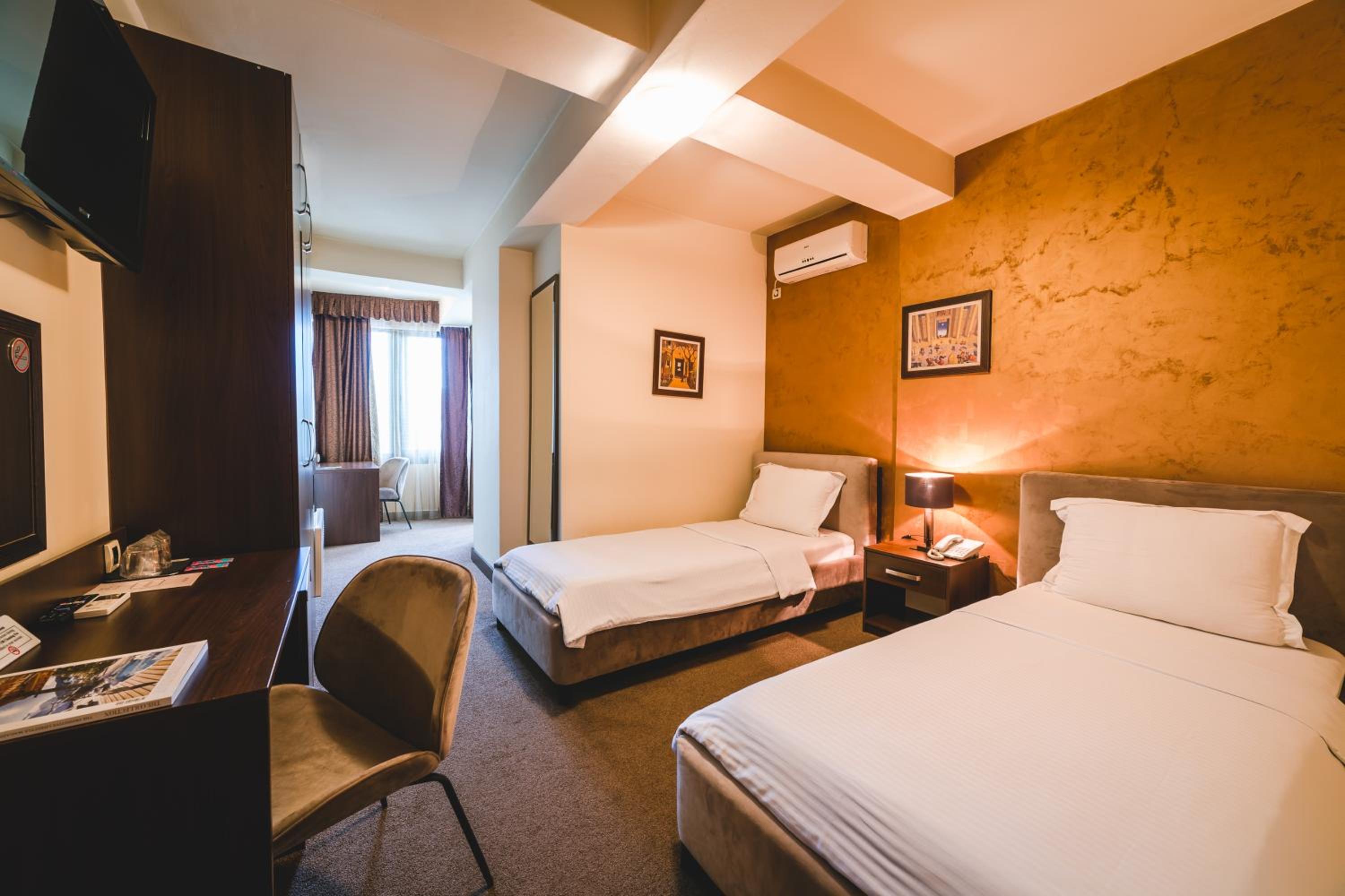 Twin Room - Photo 7