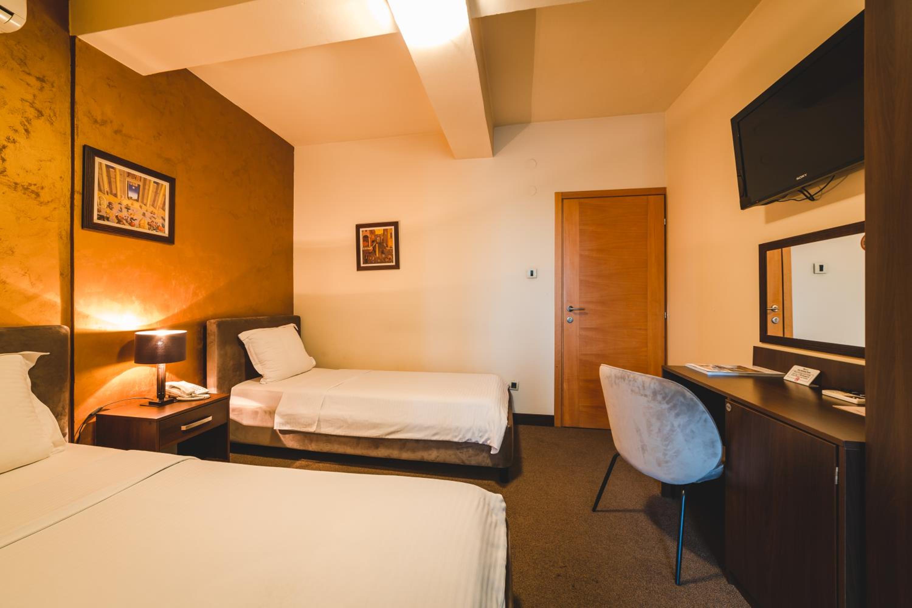 Twin Room - Photo 6