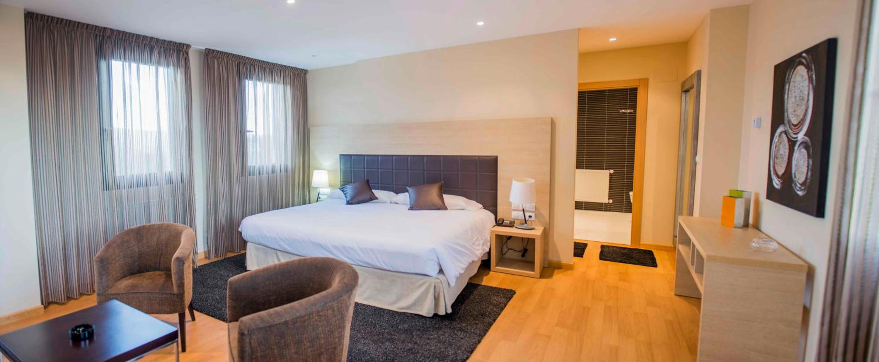 Deluxe Suite with Spa Bath - Photo 6