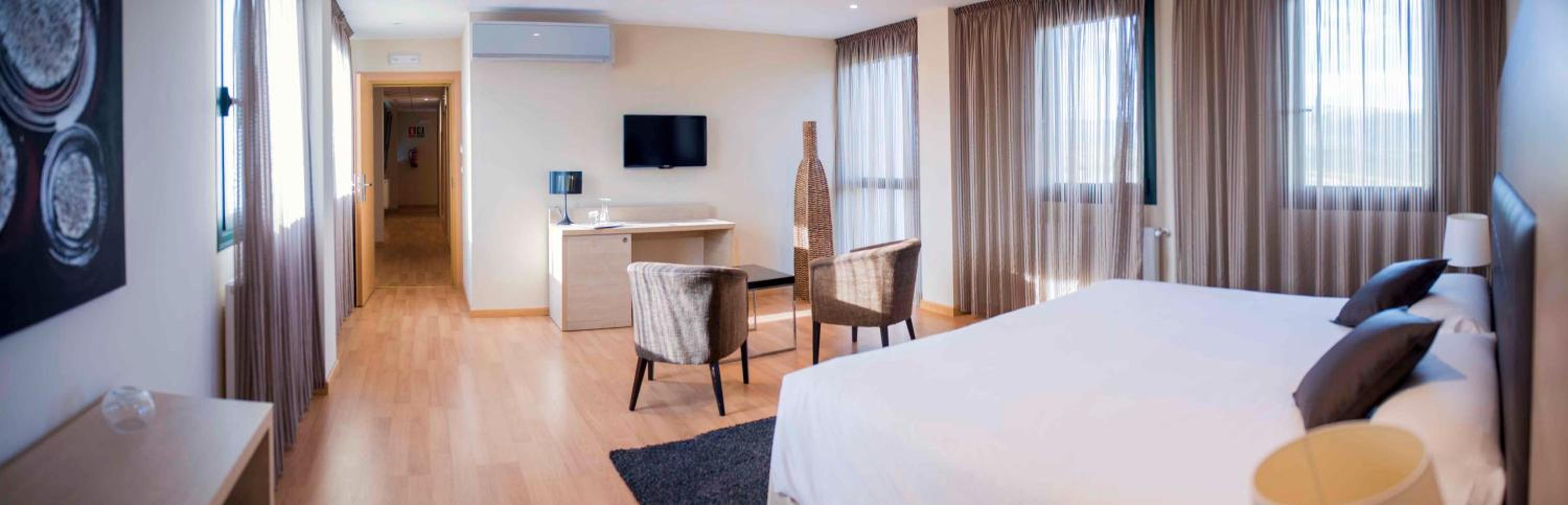 Deluxe Suite with Spa Bath - Photo 2