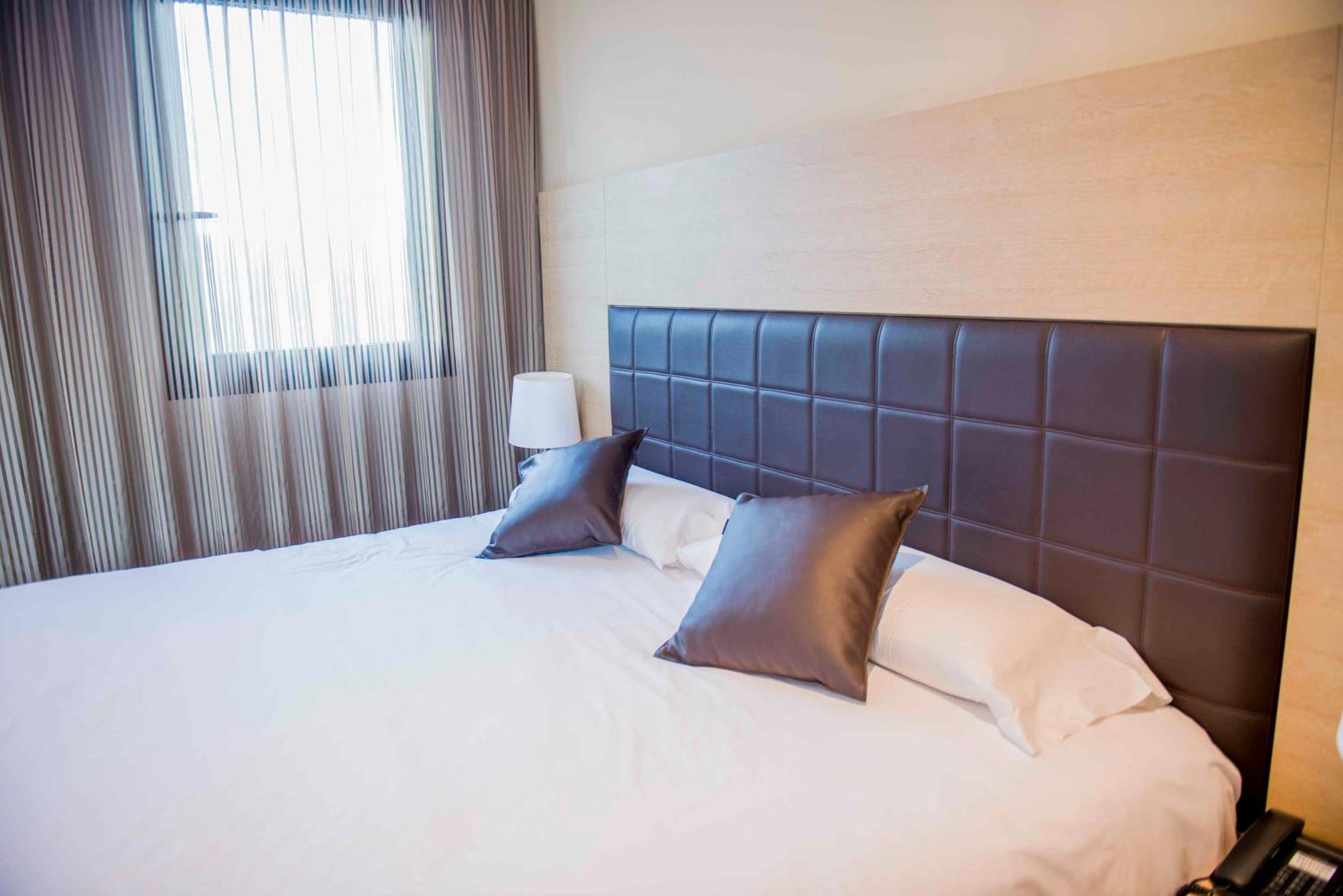 Deluxe Suite with Spa Bath - Photo 3
