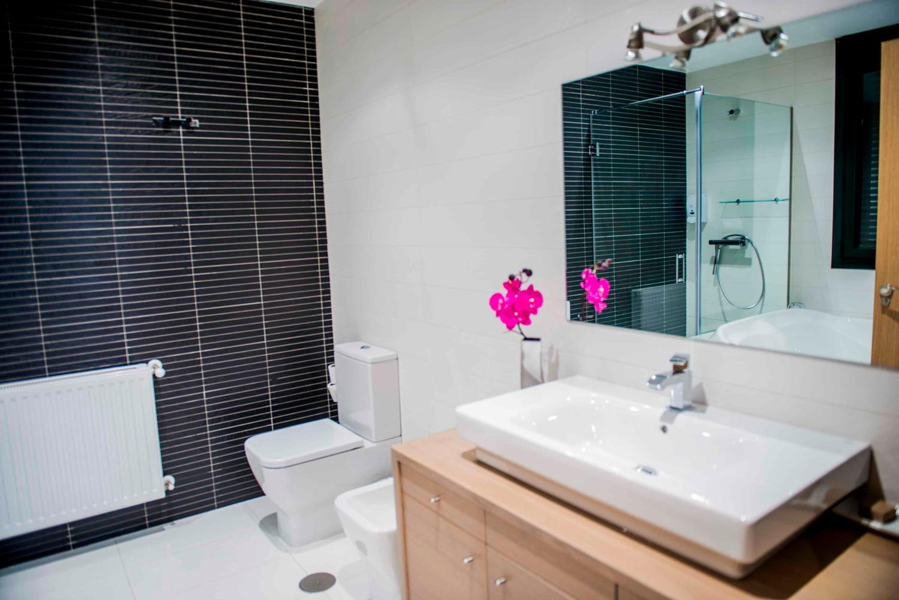 Deluxe Suite with Spa Bath - Photo 4