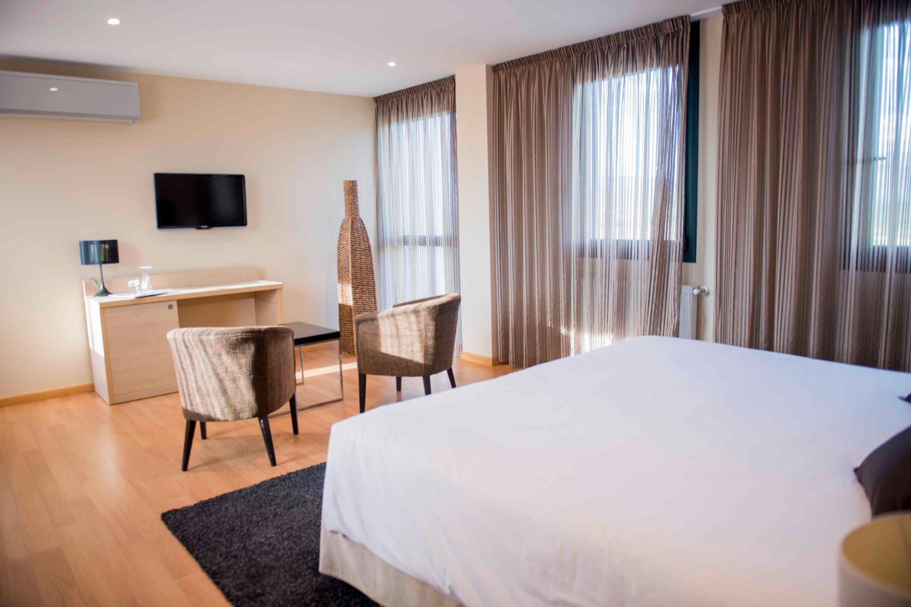 Deluxe Suite with Spa Bath - Photo 1
