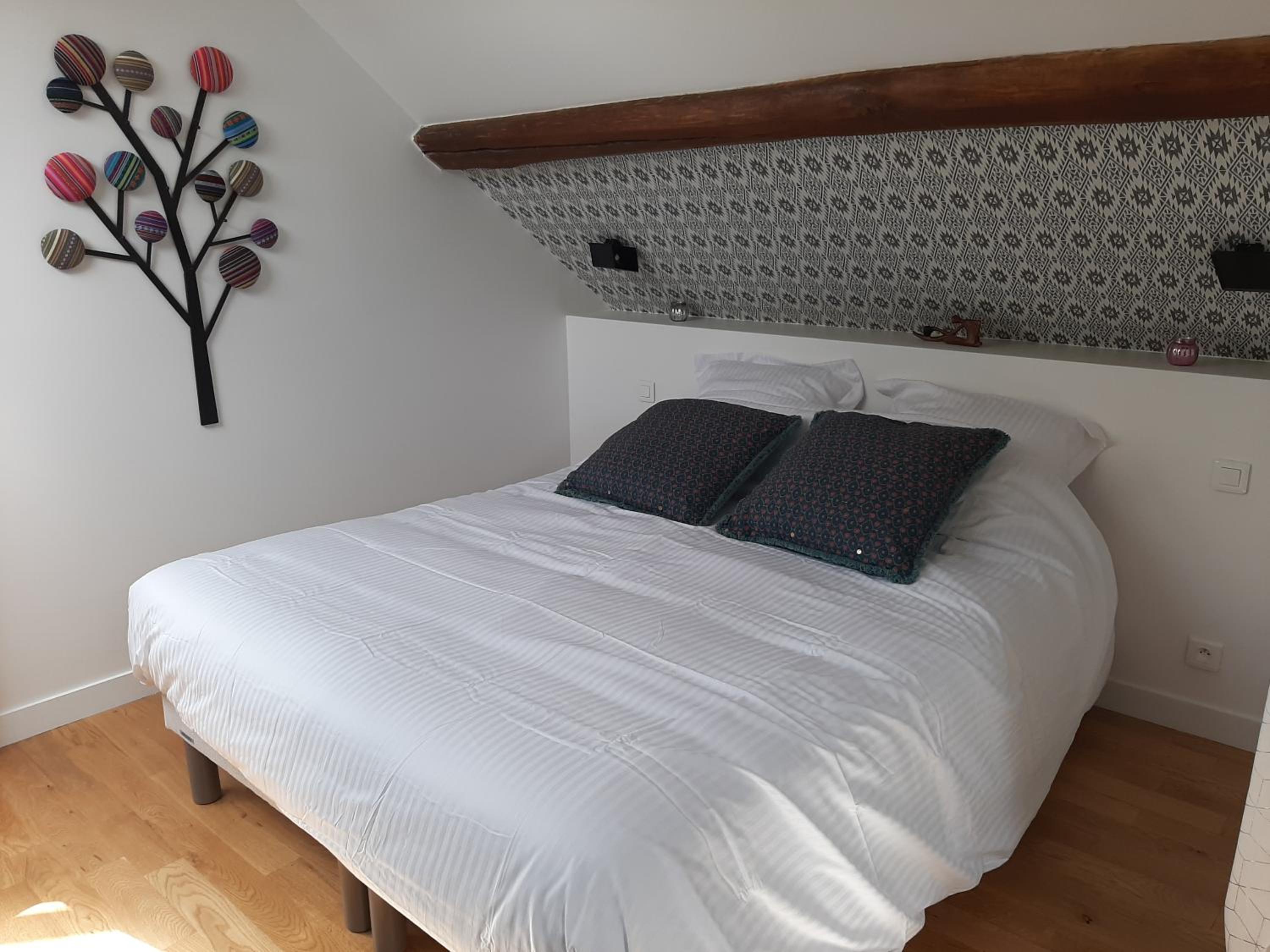 Deluxe Queen Suite - Photo 3