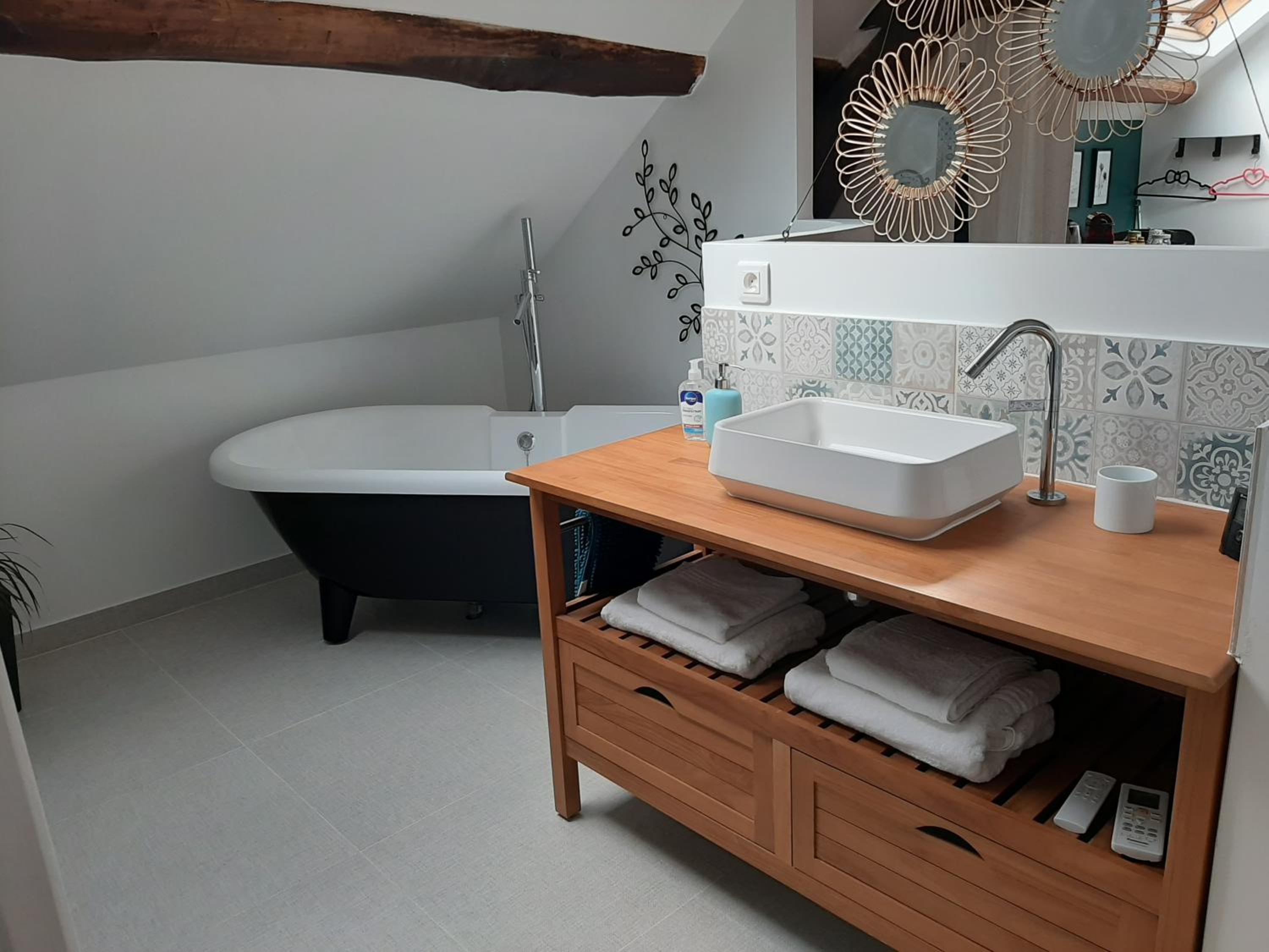 Deluxe Queen Suite - Photo 1
