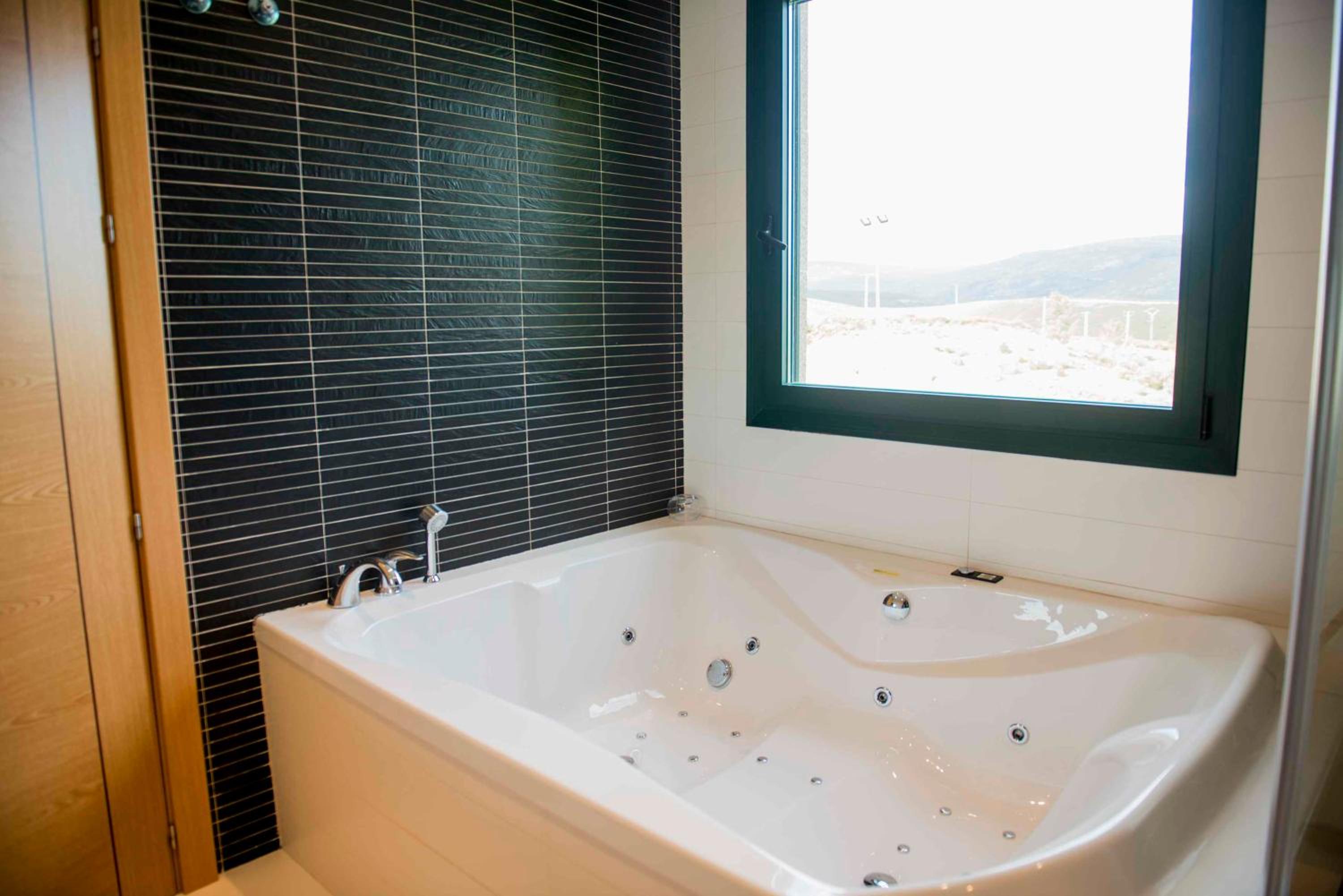 Deluxe Suite with Spa Bath - Photo 5