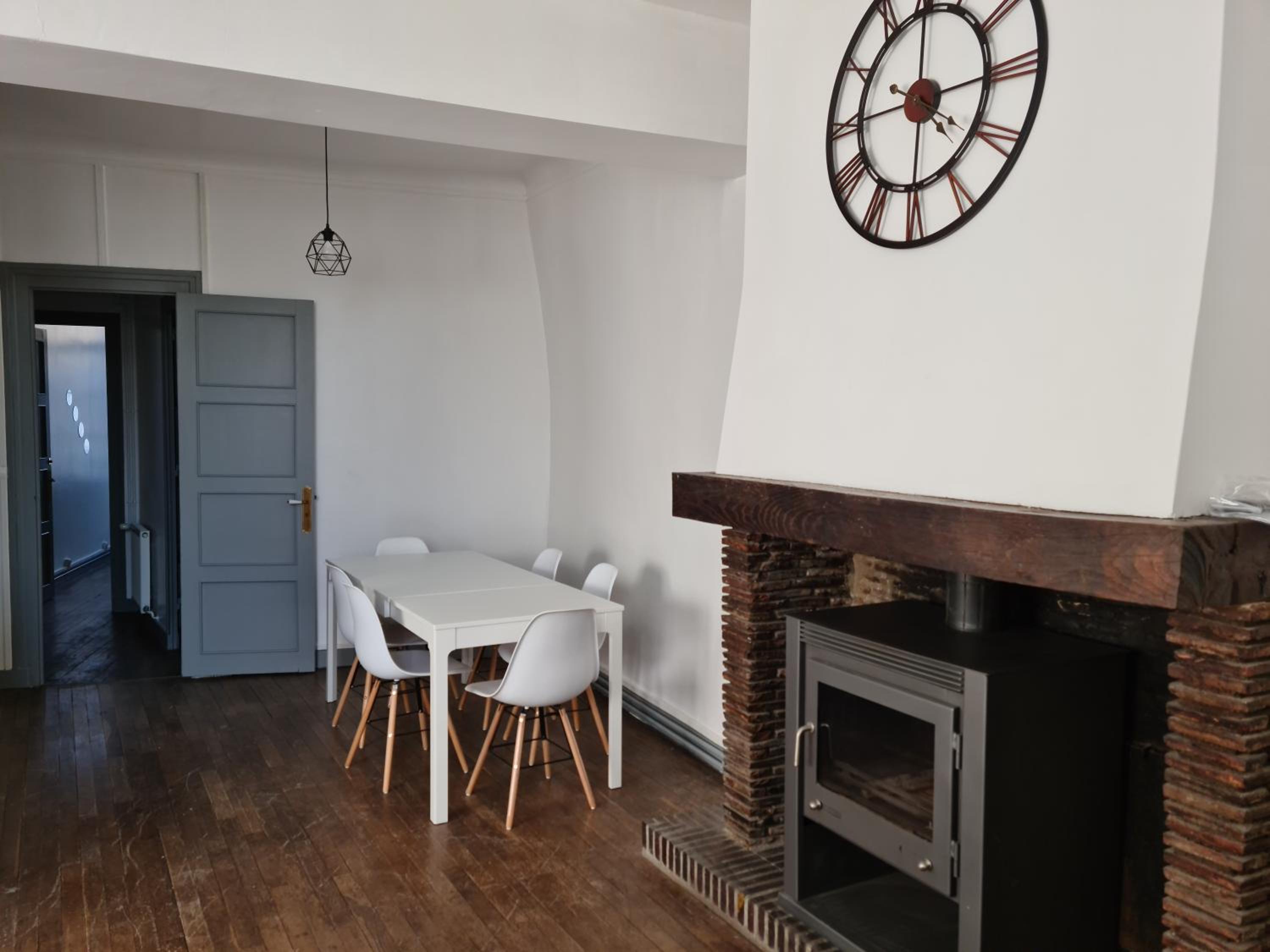 Three-Bedroom Apartment - Photo 6