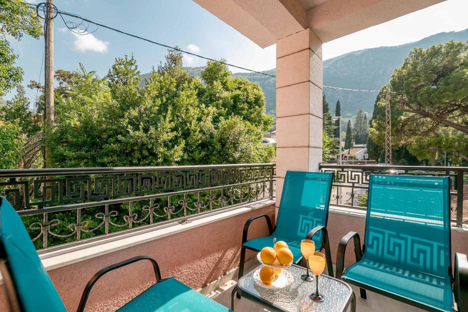 Apartment with Mountain View - Photo 18