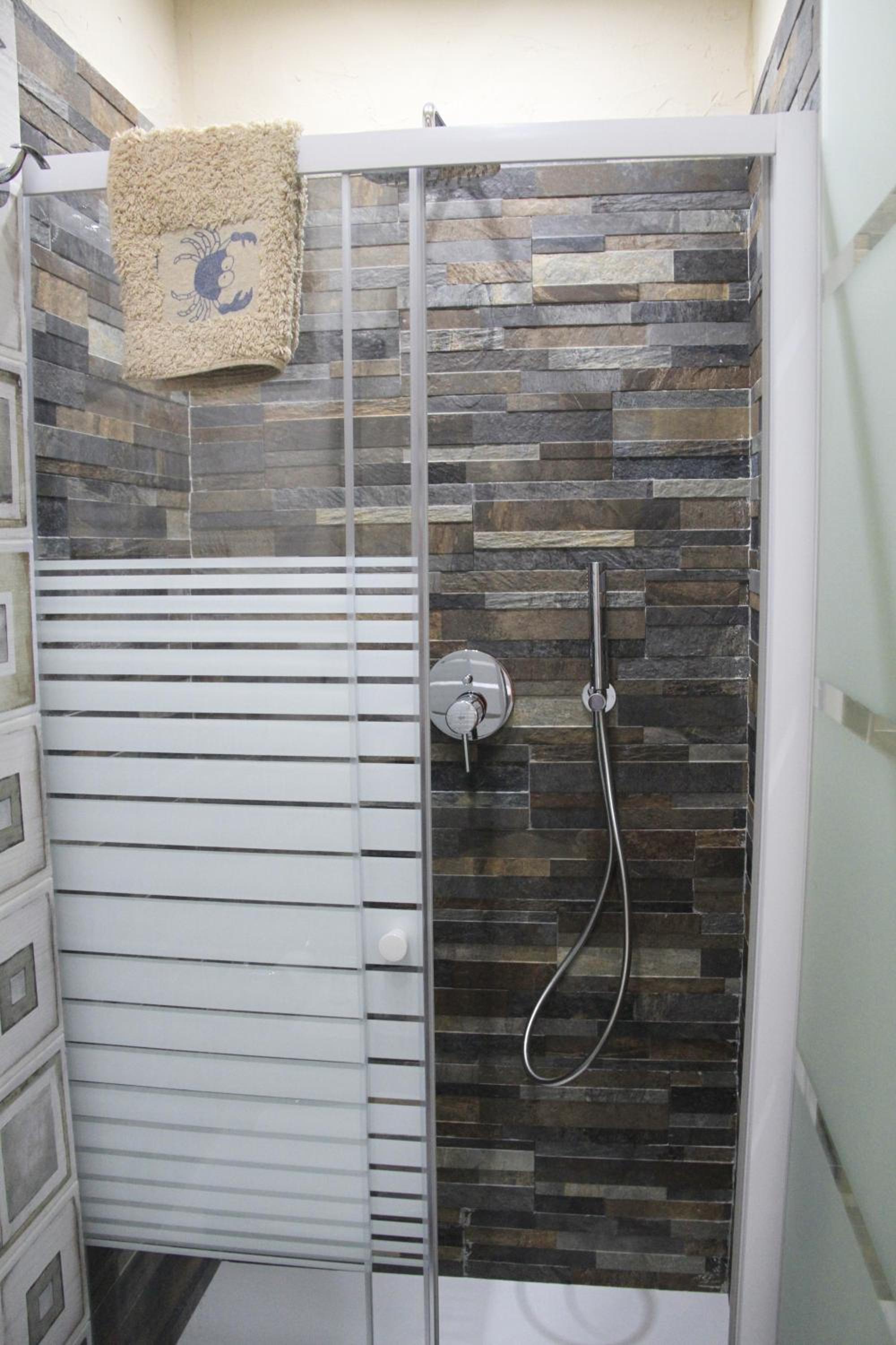 Double Room with Private Bathroom - Photo 15