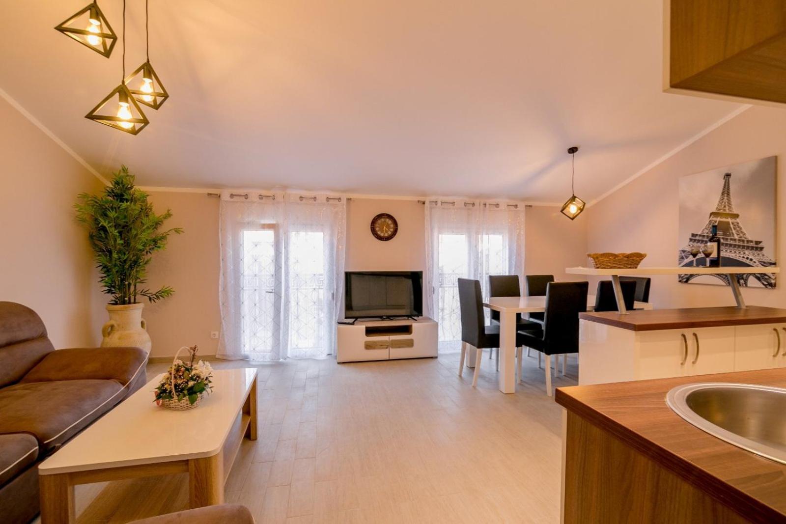 Apartment with Mountain View - Photo 4