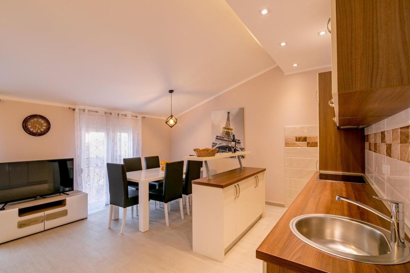 Apartment with Mountain View - Photo 5