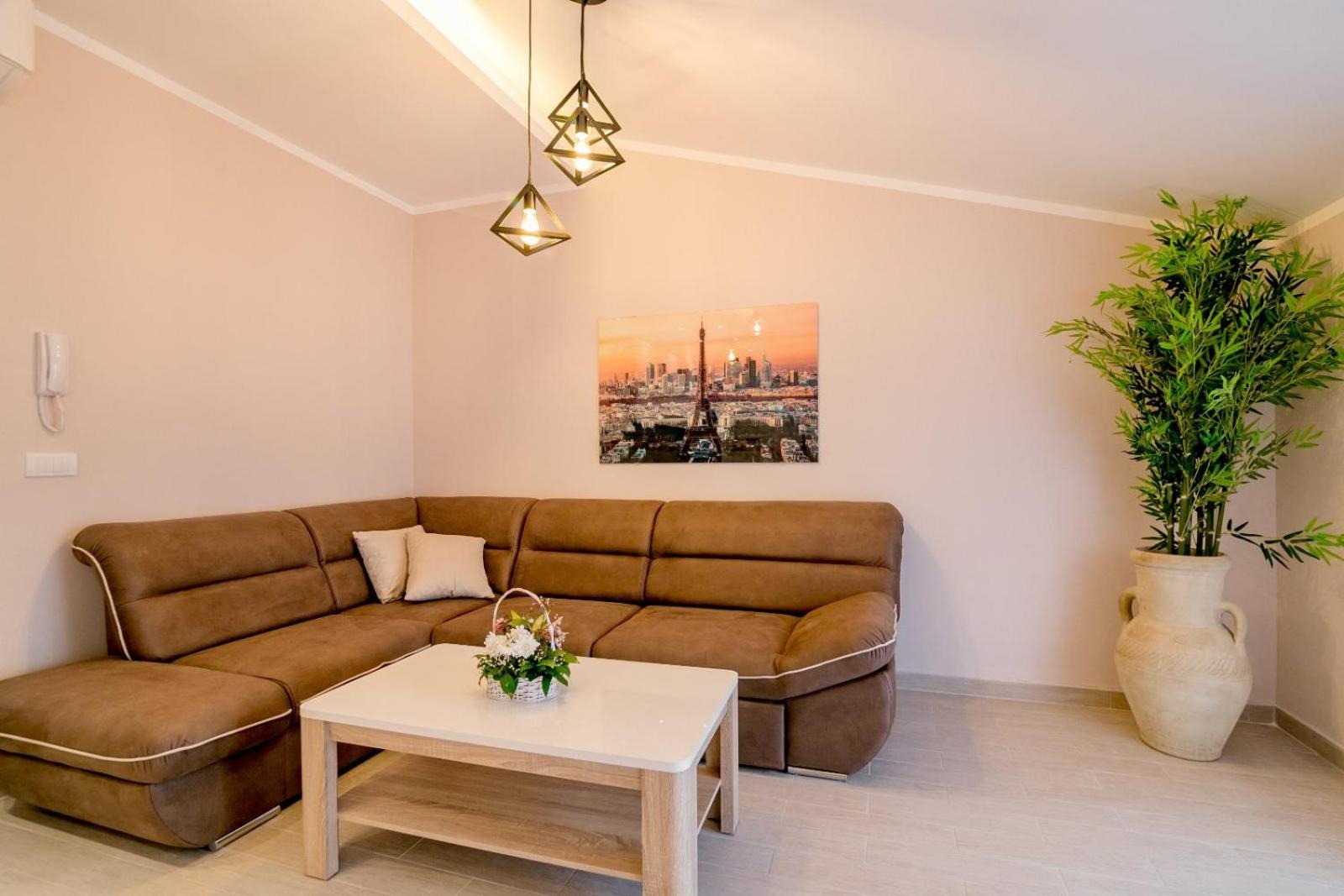 Apartment with Mountain View - Photo 3