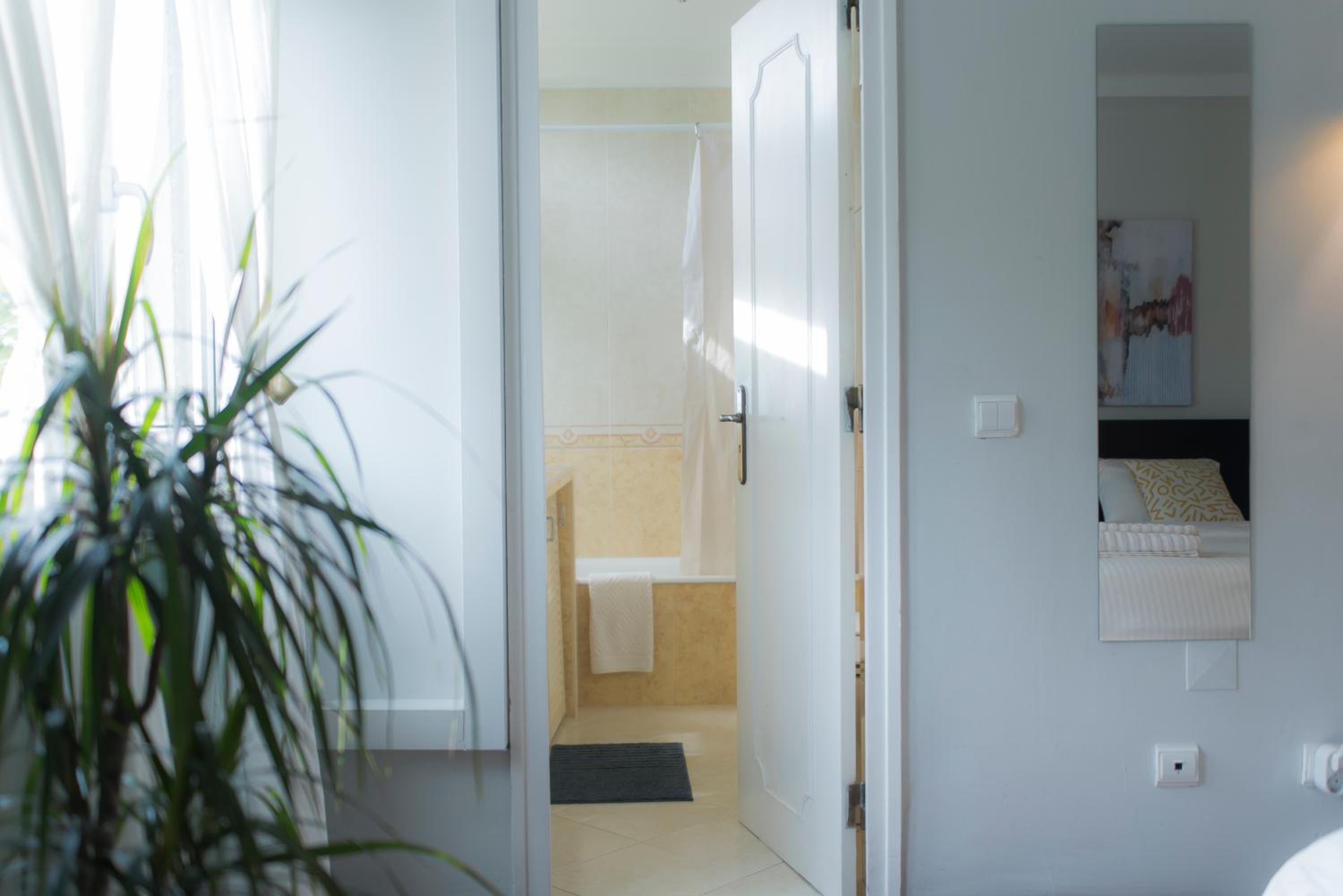 Family Room with Private Bathroom - Photo 10