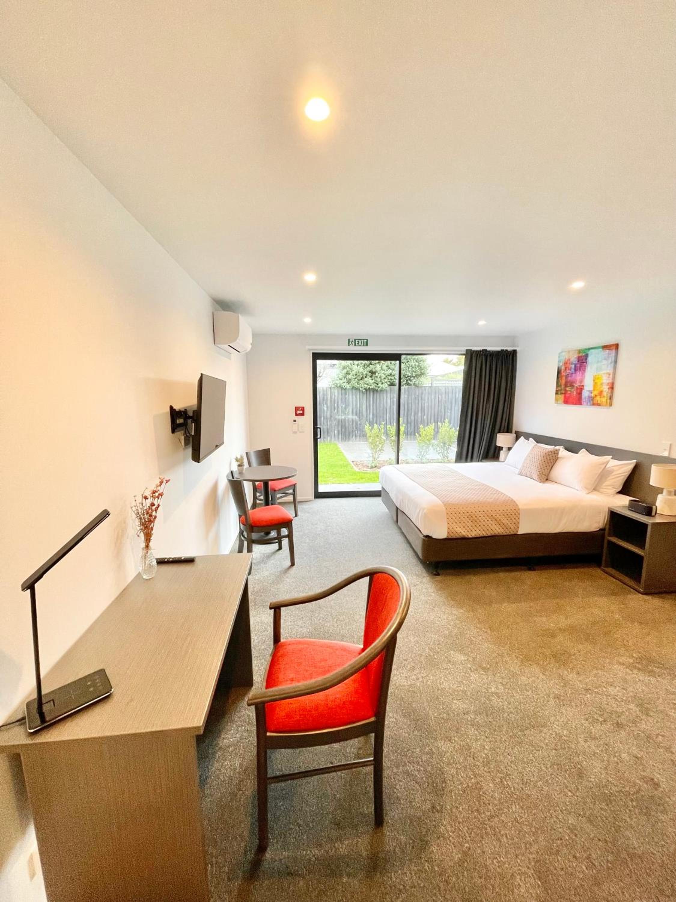 Executive Suite - Photo 10