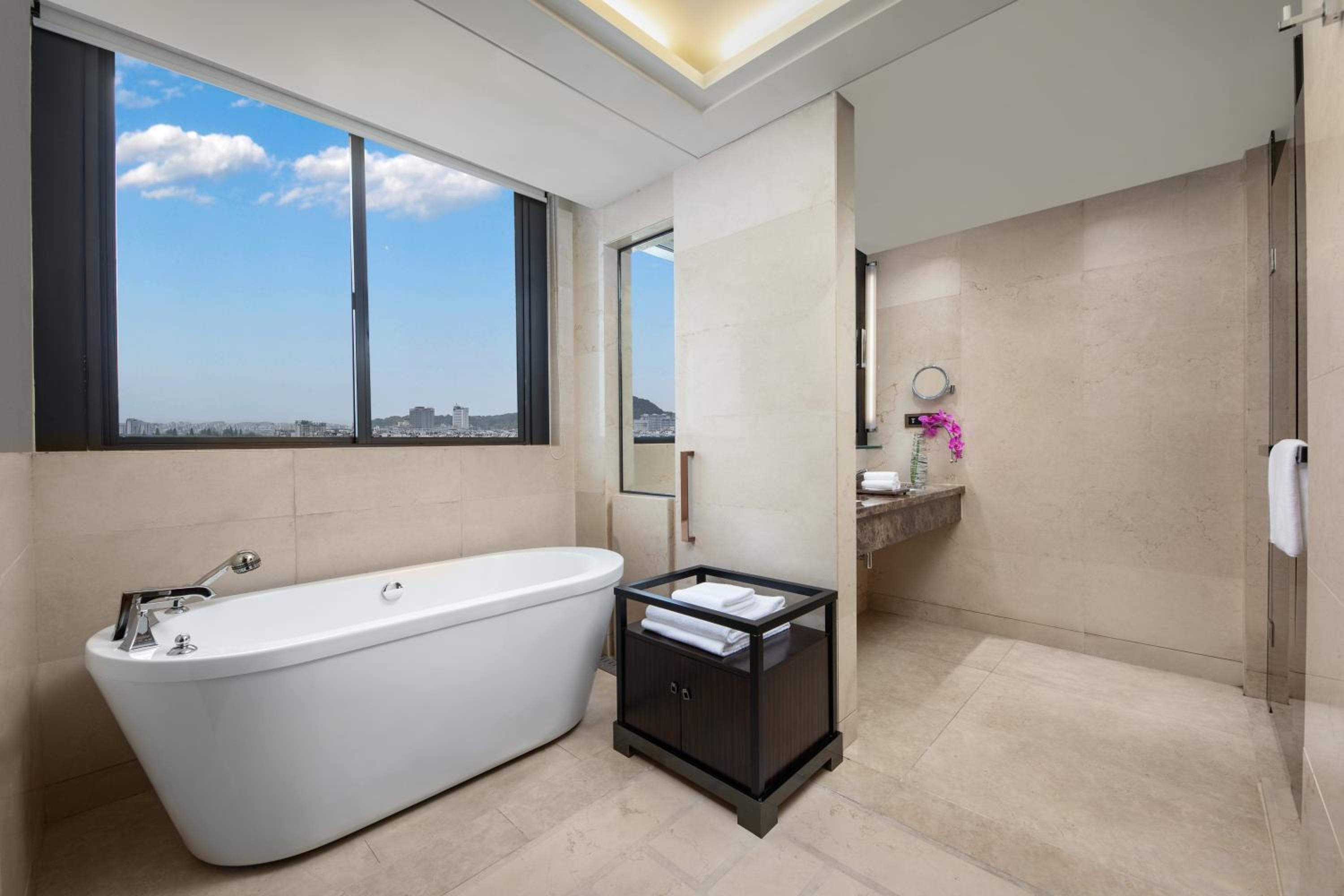 One-Bedroom Suite with River View - Photo 3