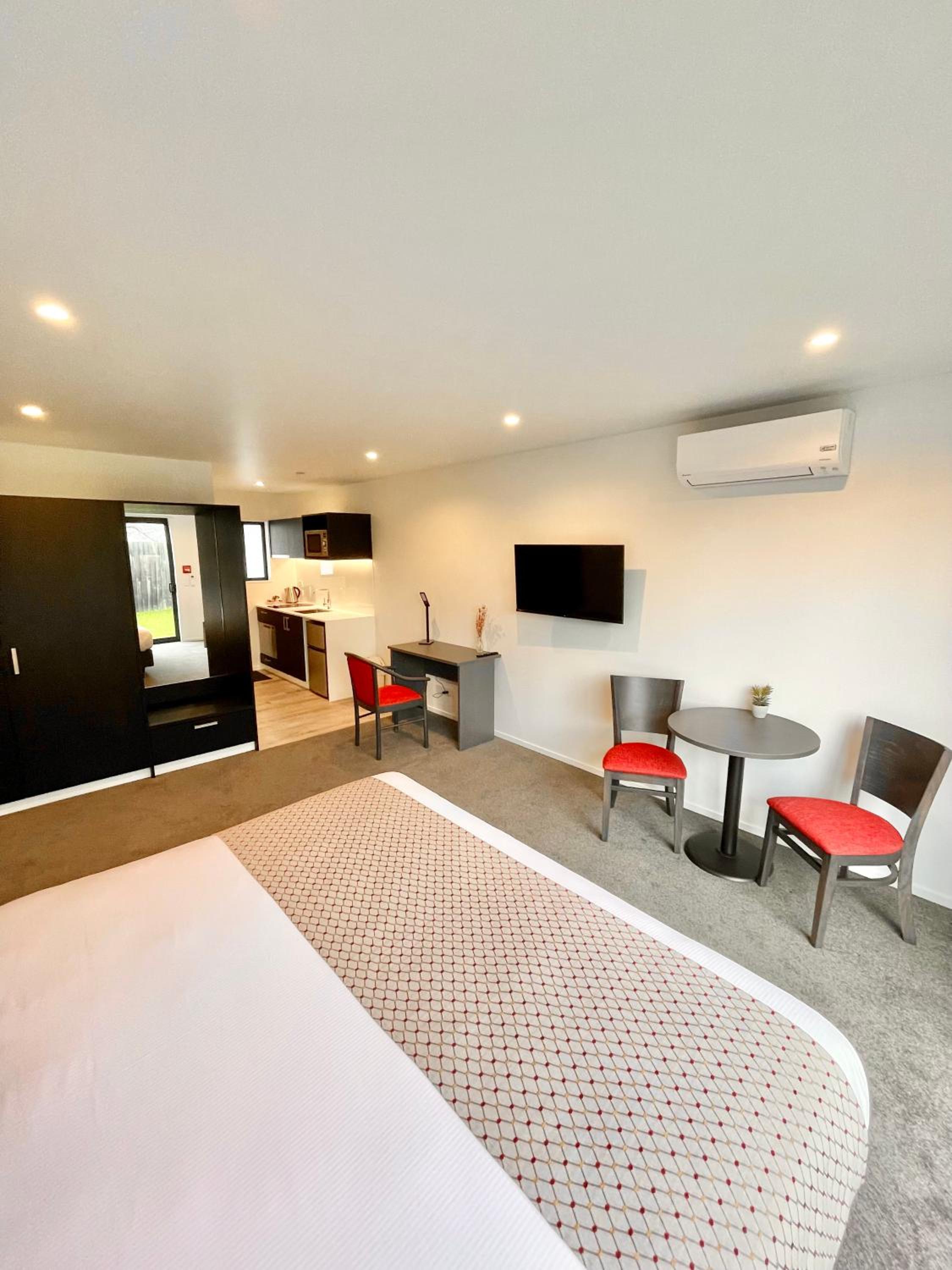 Executive Suite - Photo 6