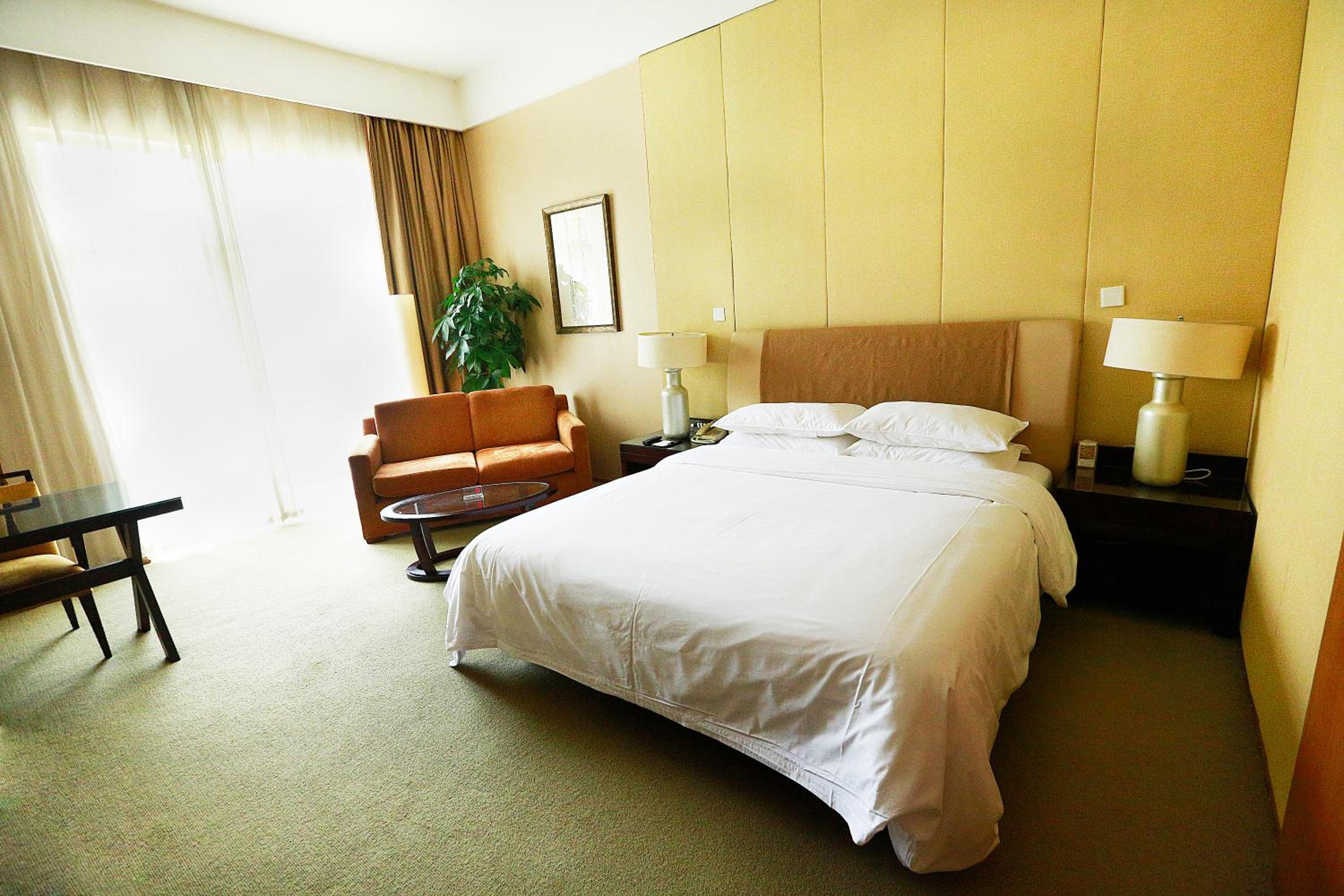 Deluxe Queen Room