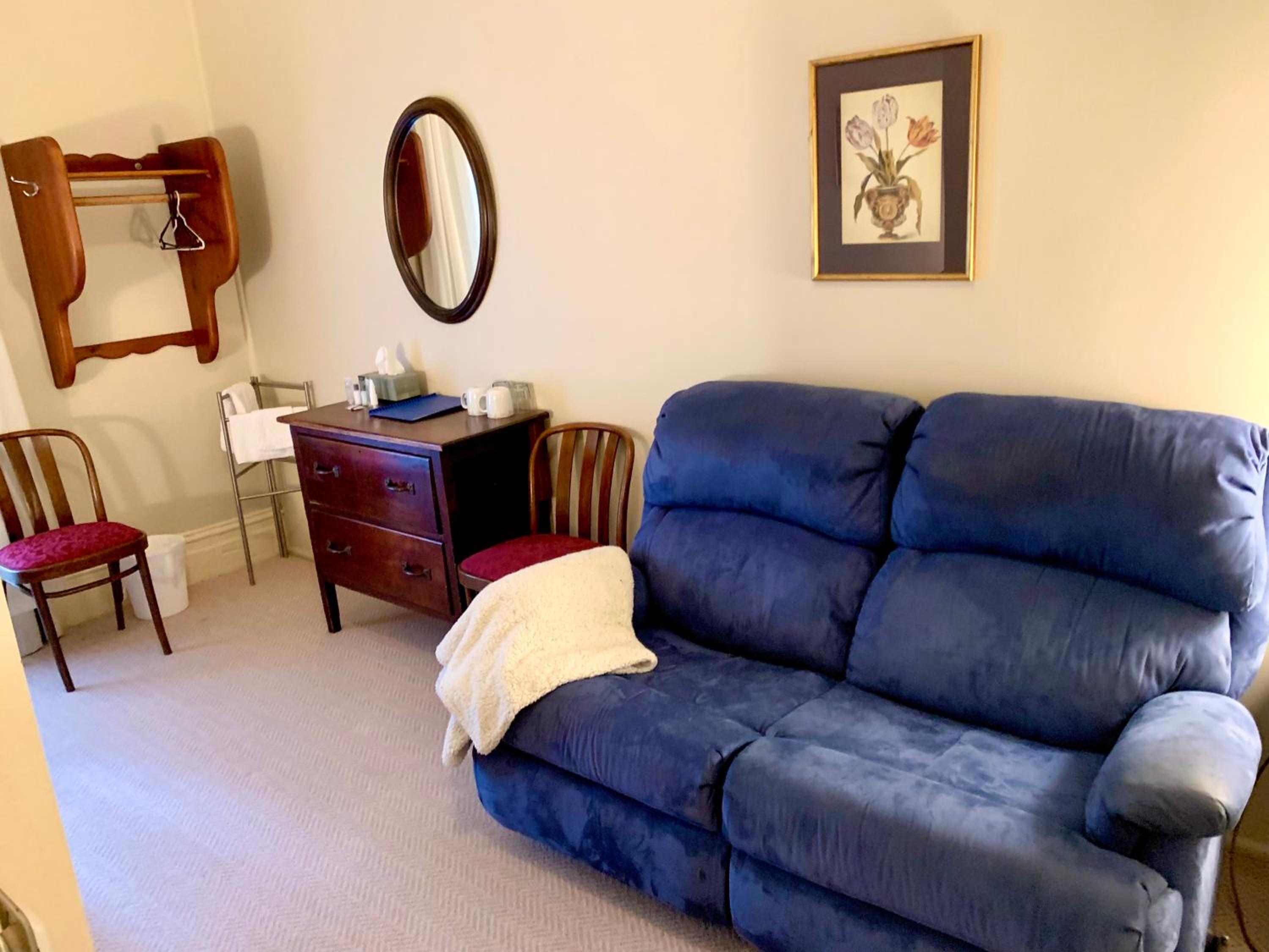 Family Room with Shared Bathroom photo 3