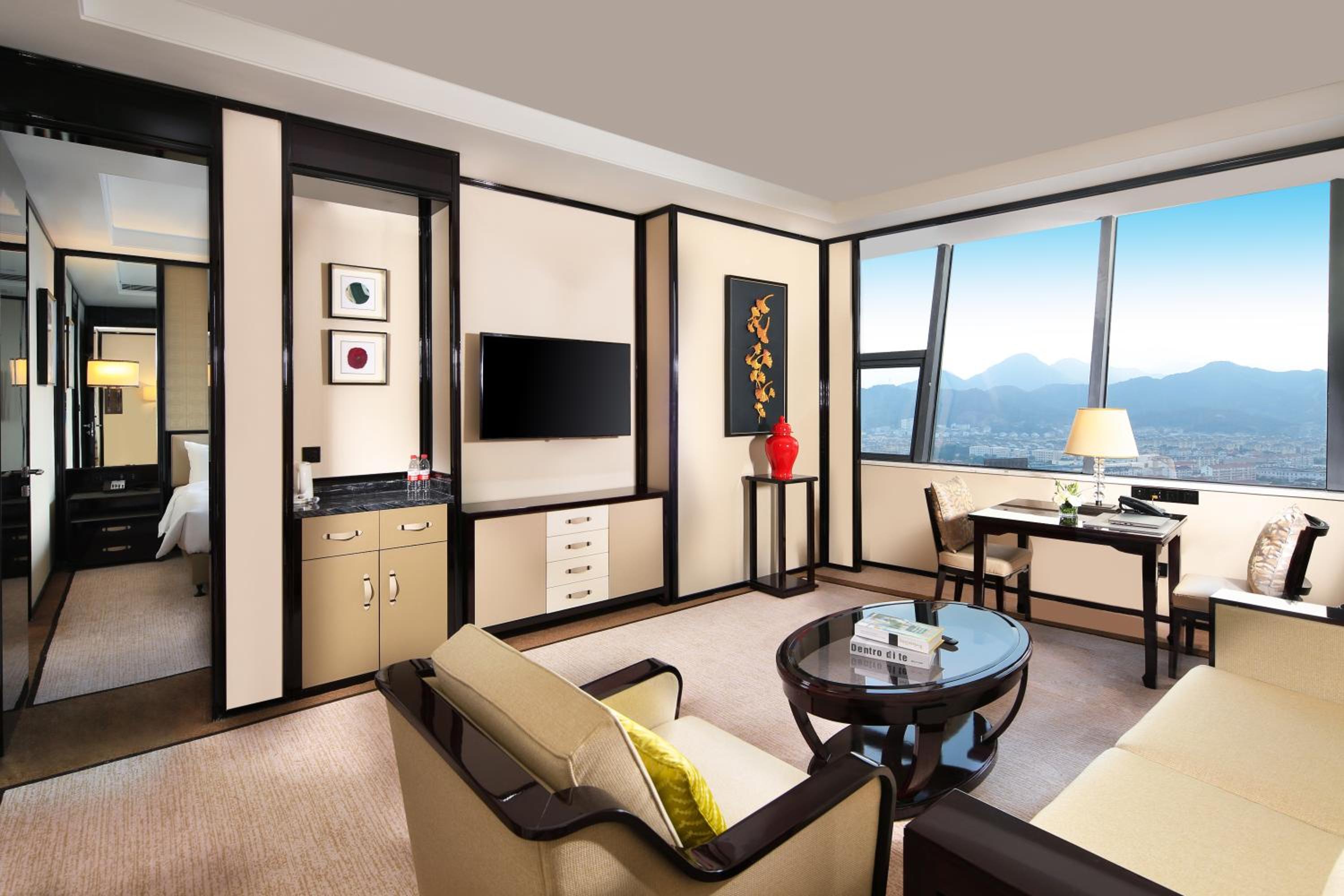 Elegant Ambassador King Suite - Non-Smoking photo 1