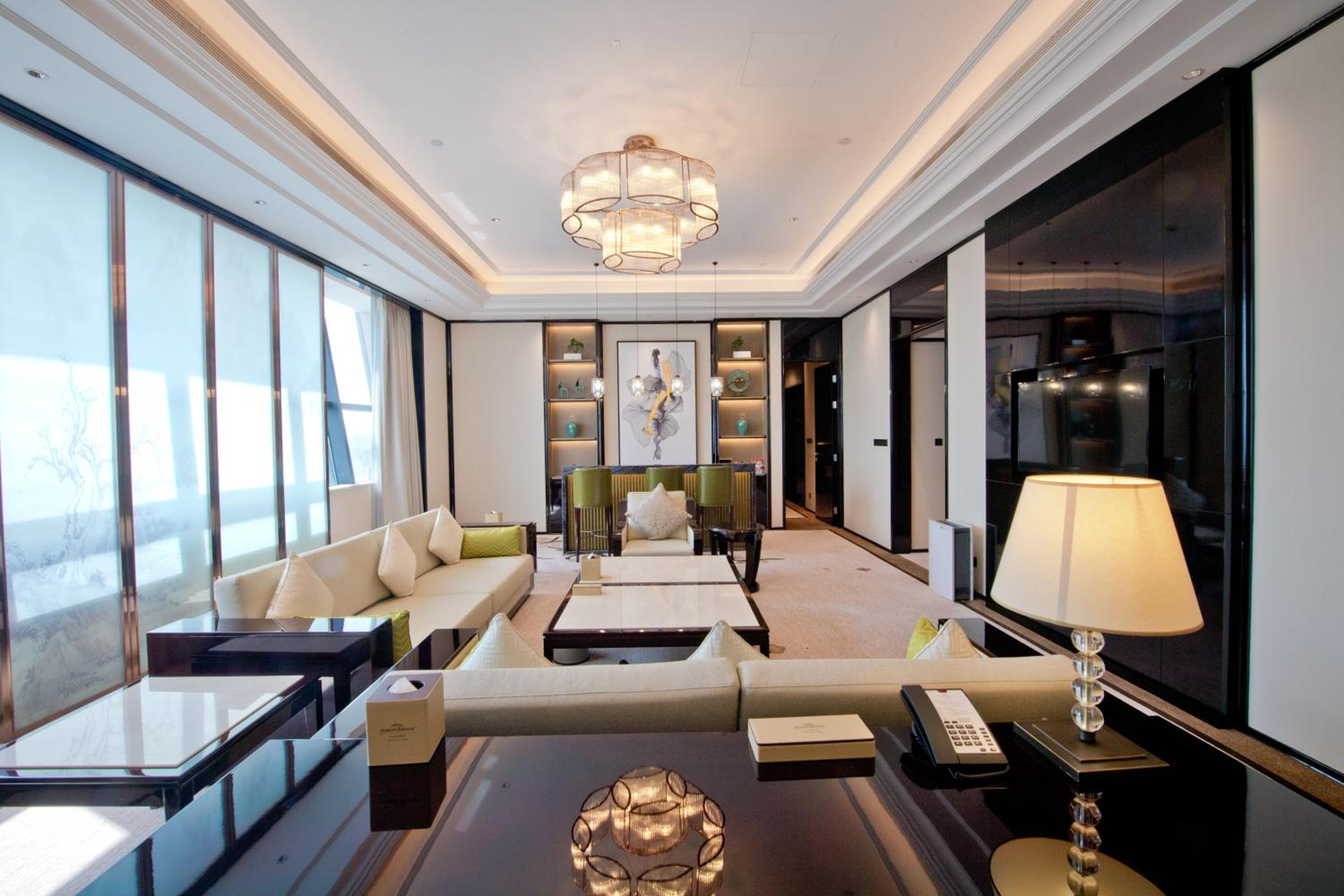 Elegant Ambassador King Suite - Non-Smoking photo 3