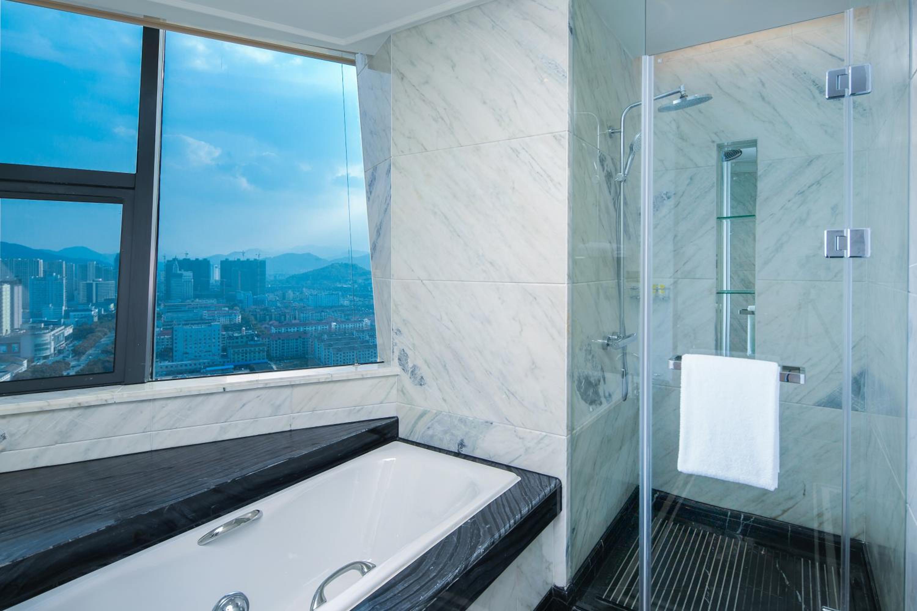 Elegant Ambassador King Suite - Non-Smoking photo 2
