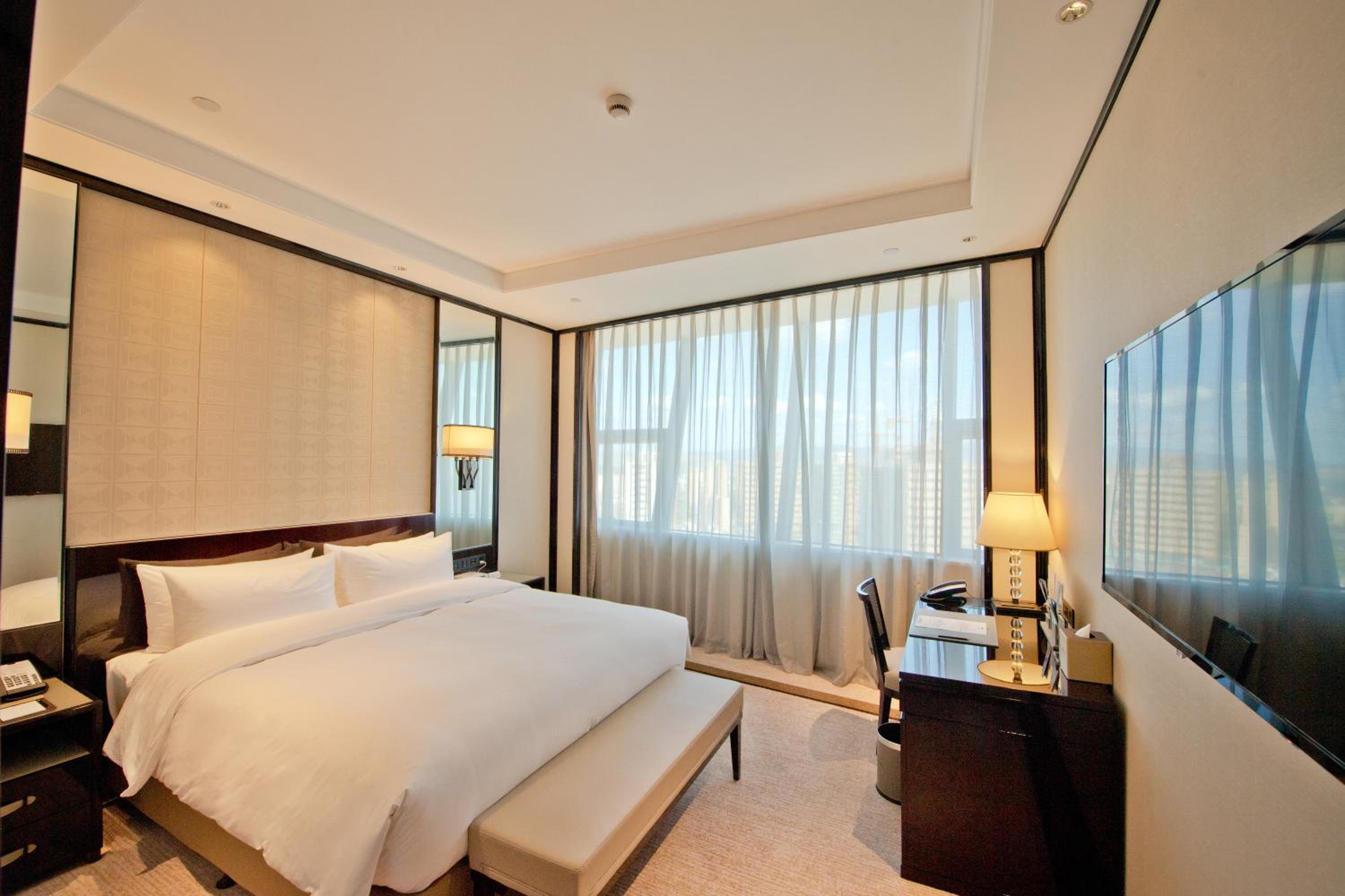 Elegant Classic King Room - Non-Smoking photo 3