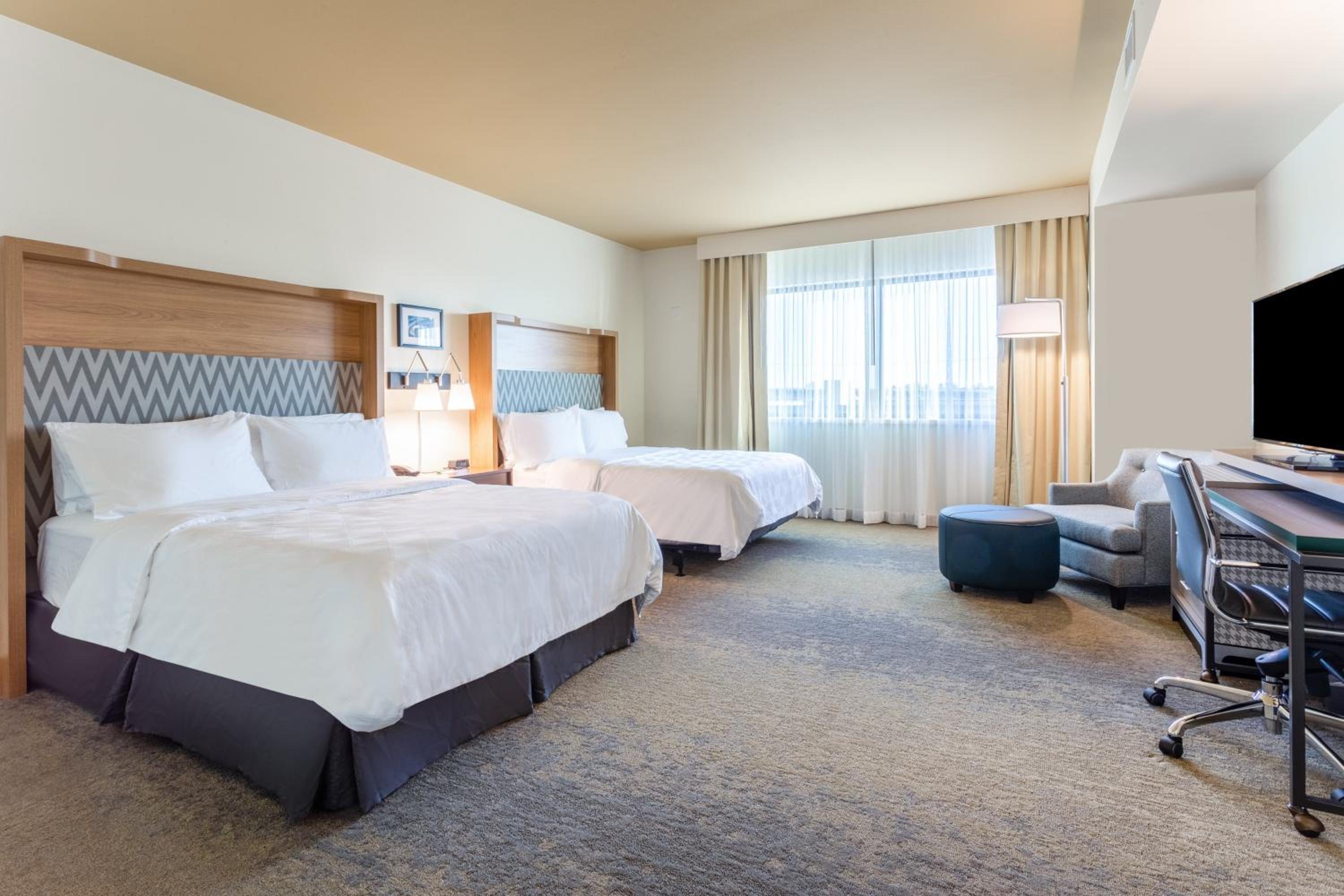 Queen Suite with Two Queen Beds - Photo 2
