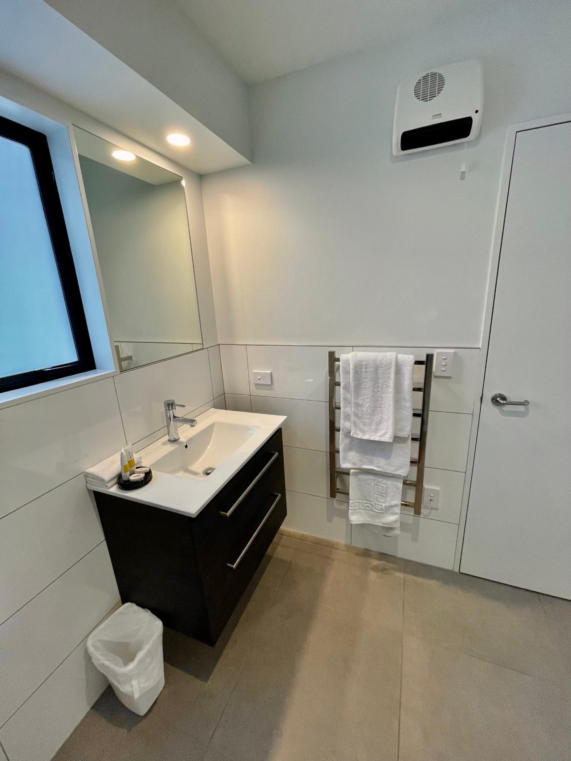 Executive Suite - Photo 5
