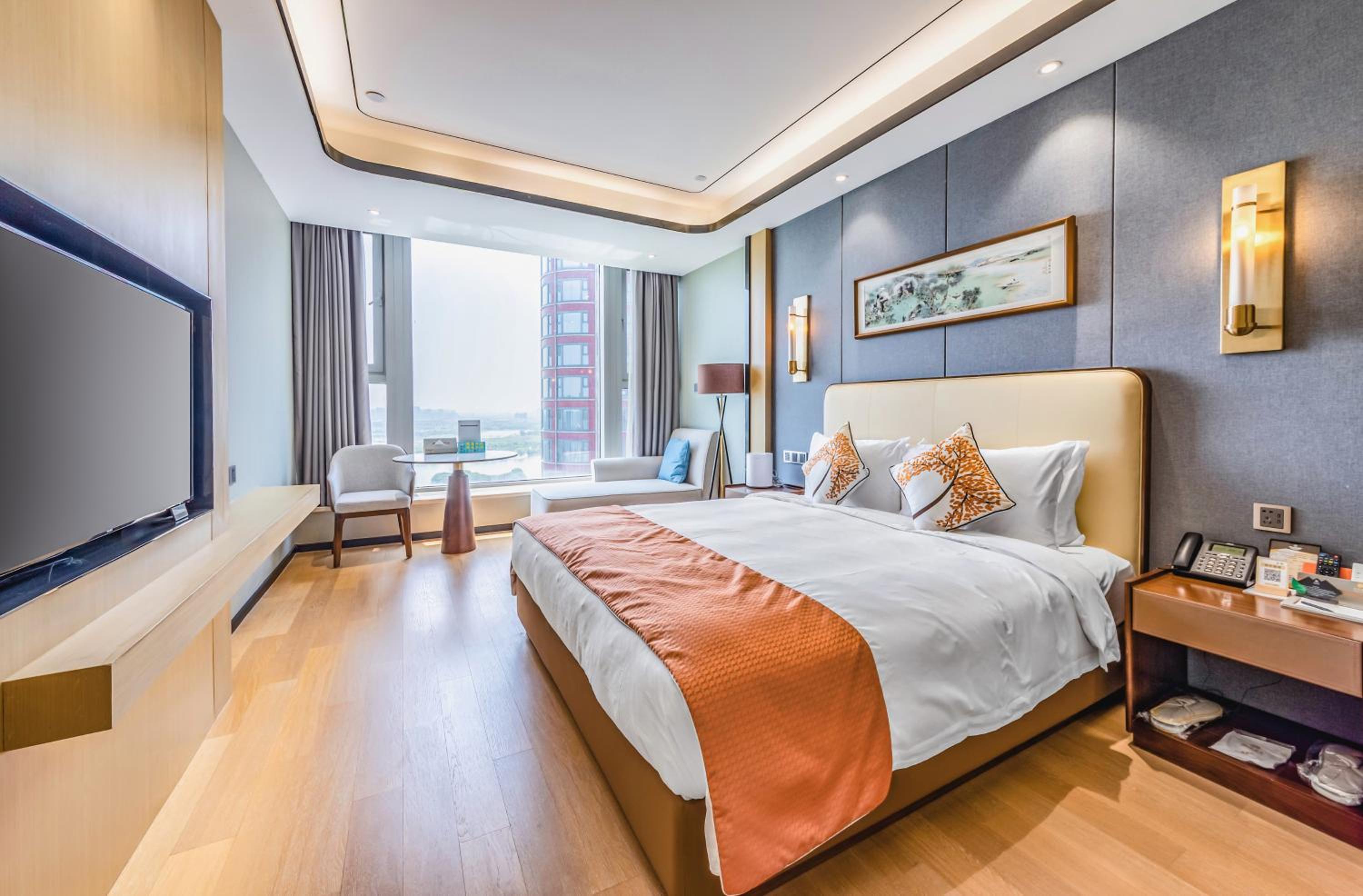 Deluxe Family Suite with Lake View  photo 3